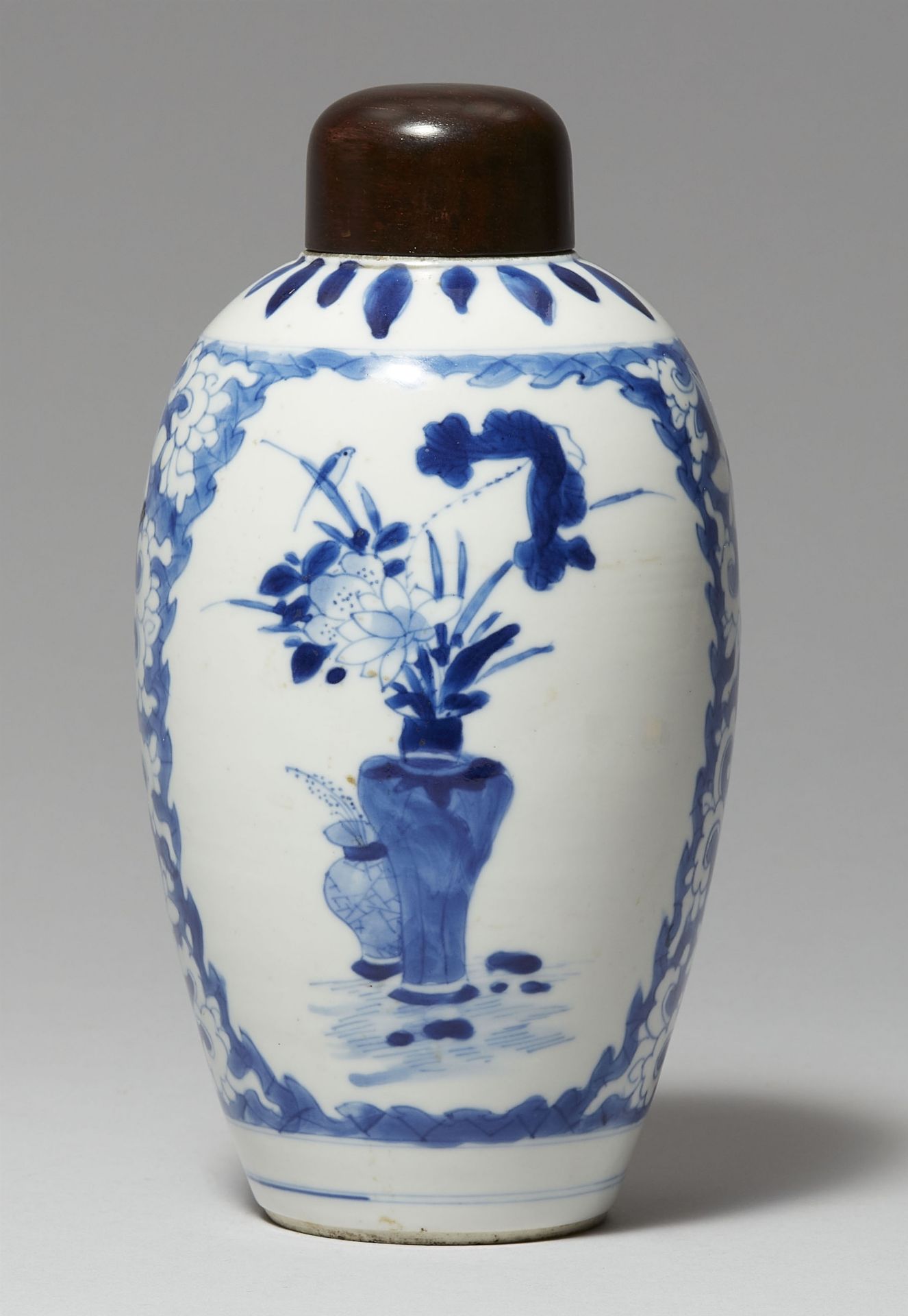 Blau-weiße Vase. Kangxi-Periode (1662–1722)