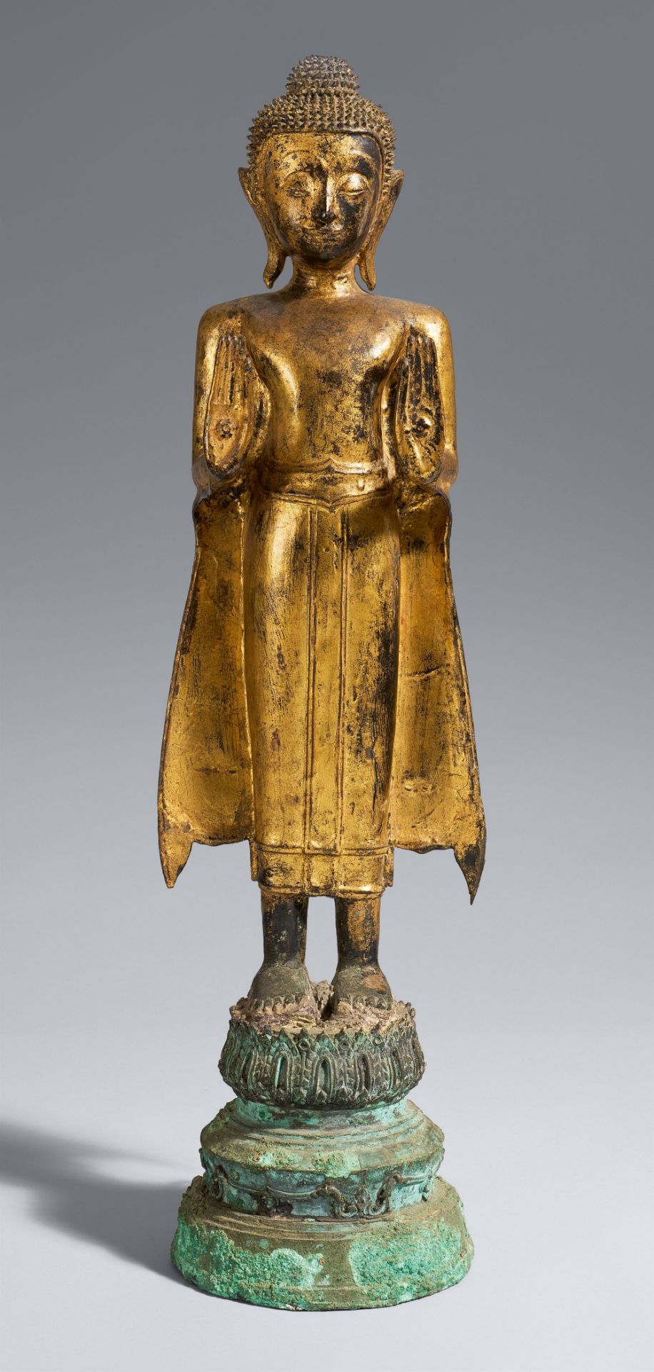 Stehender Buddha. Bronze über Schwarzlack, vergoldet. Thailand. Im Ayutthaya-Stil, 18./19. Jh.