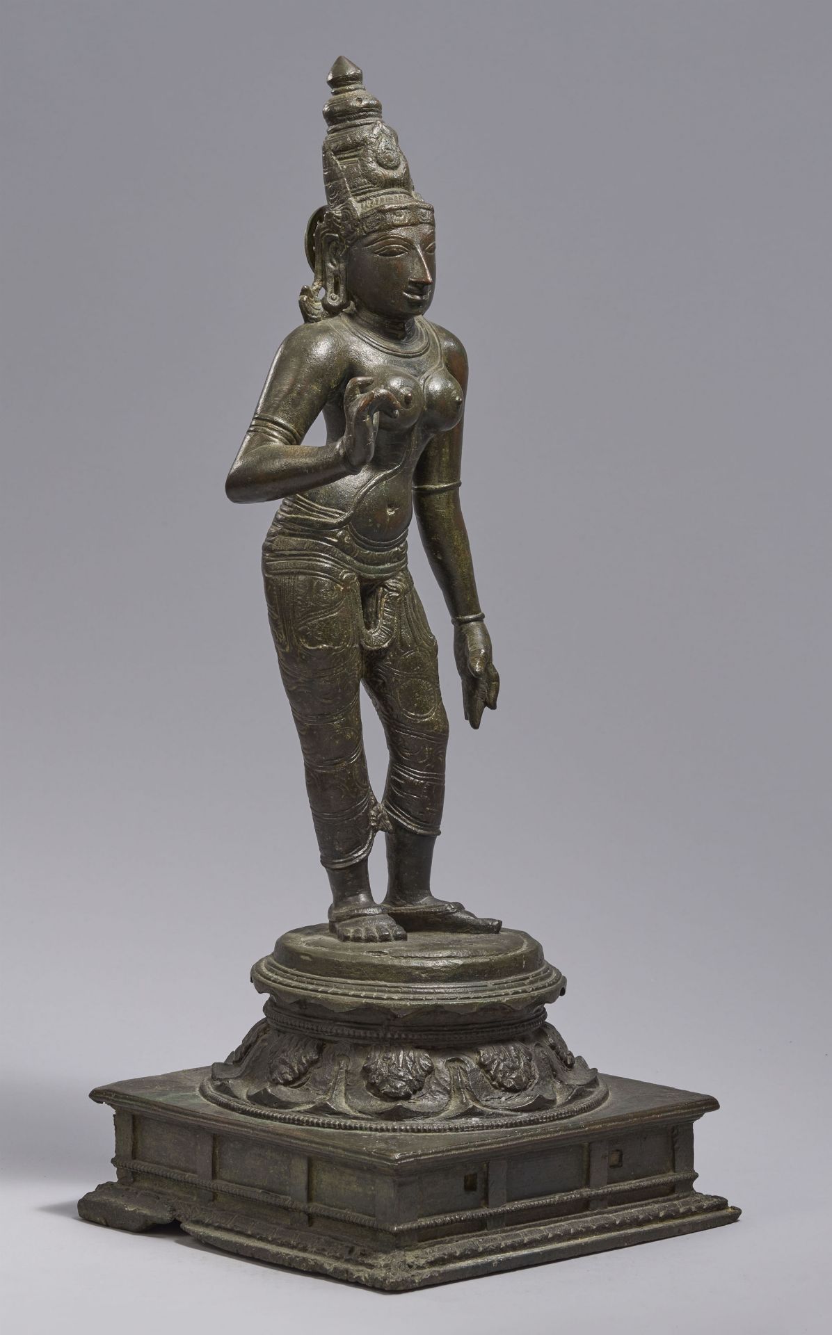 A fine bronze figure of Bhudevi or Parvati. Southern India, Tamil Nadu. Vijayanagara period, ca. 16t - Image 4 of 8