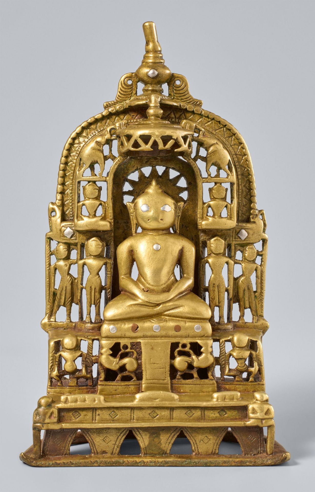 Jain-Altar. Gelbguss mit Einlagen aus Silber und Kupfer. Indien, Gujarat/Rajasthan. Inschriftlich da