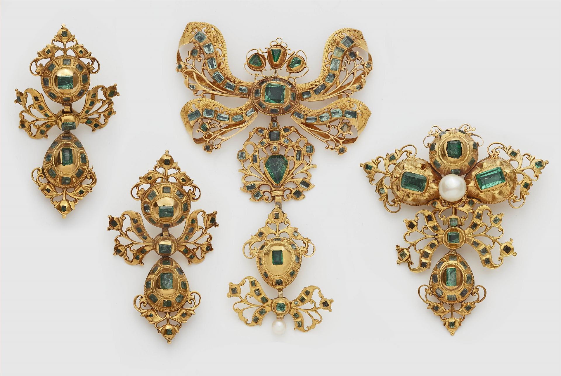 Parts of a Spanish 18k gold and emerald Rococo suite. - Image 3 of 3