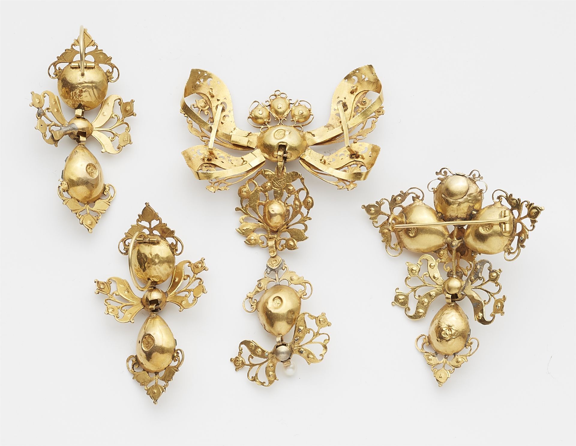 Parts of a Spanish 18k gold and emerald Rococo suite. - Image 2 of 3