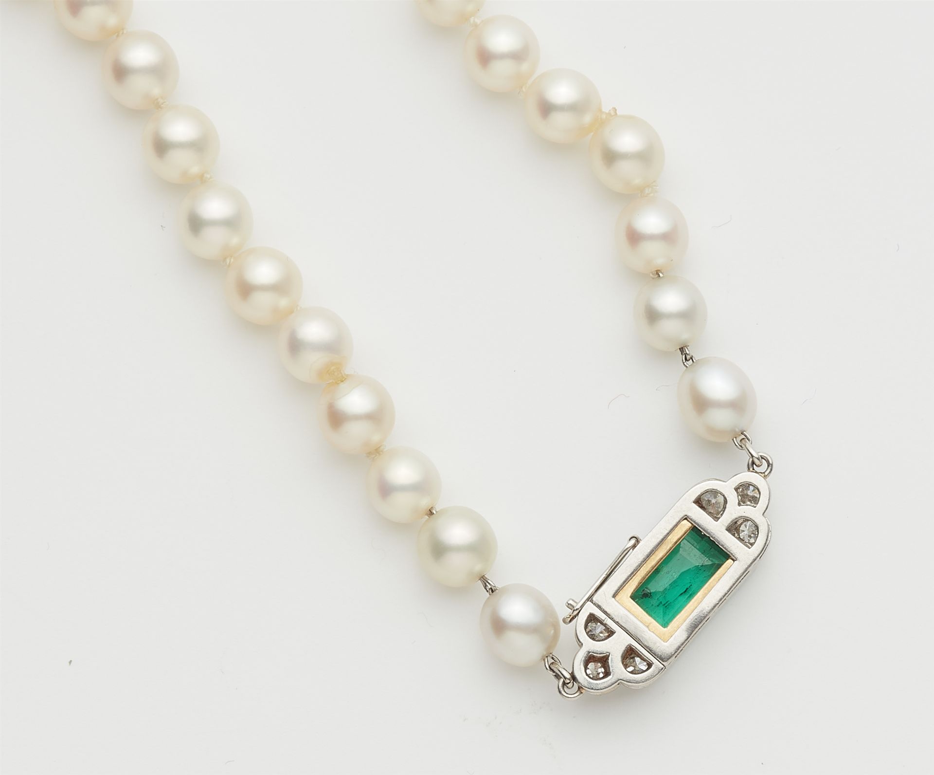 An Art Deco cultured pearl necklace with an 18k gold emerald and diamond clasp. - Image 2 of 2