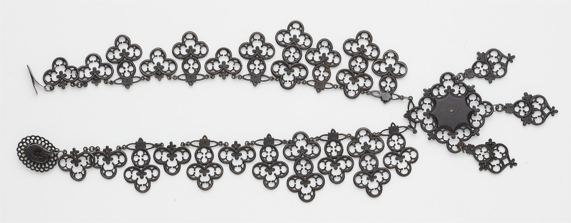 An early neo-gothic Berlin iron and steel necklace with large pendant in the style of Schinkel. - Image 2 of 2