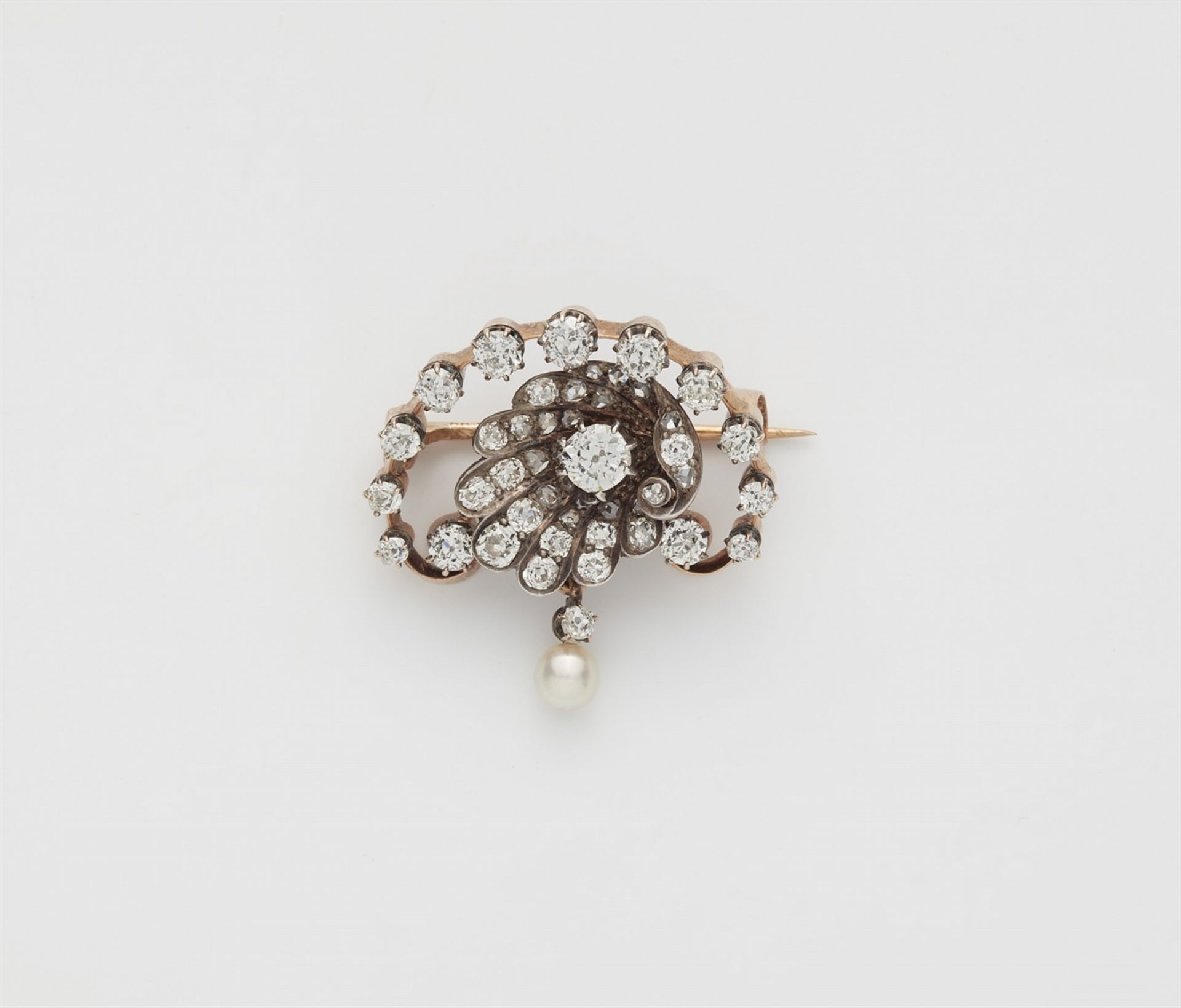 A Belle Epoque 18k gold diamond brooch