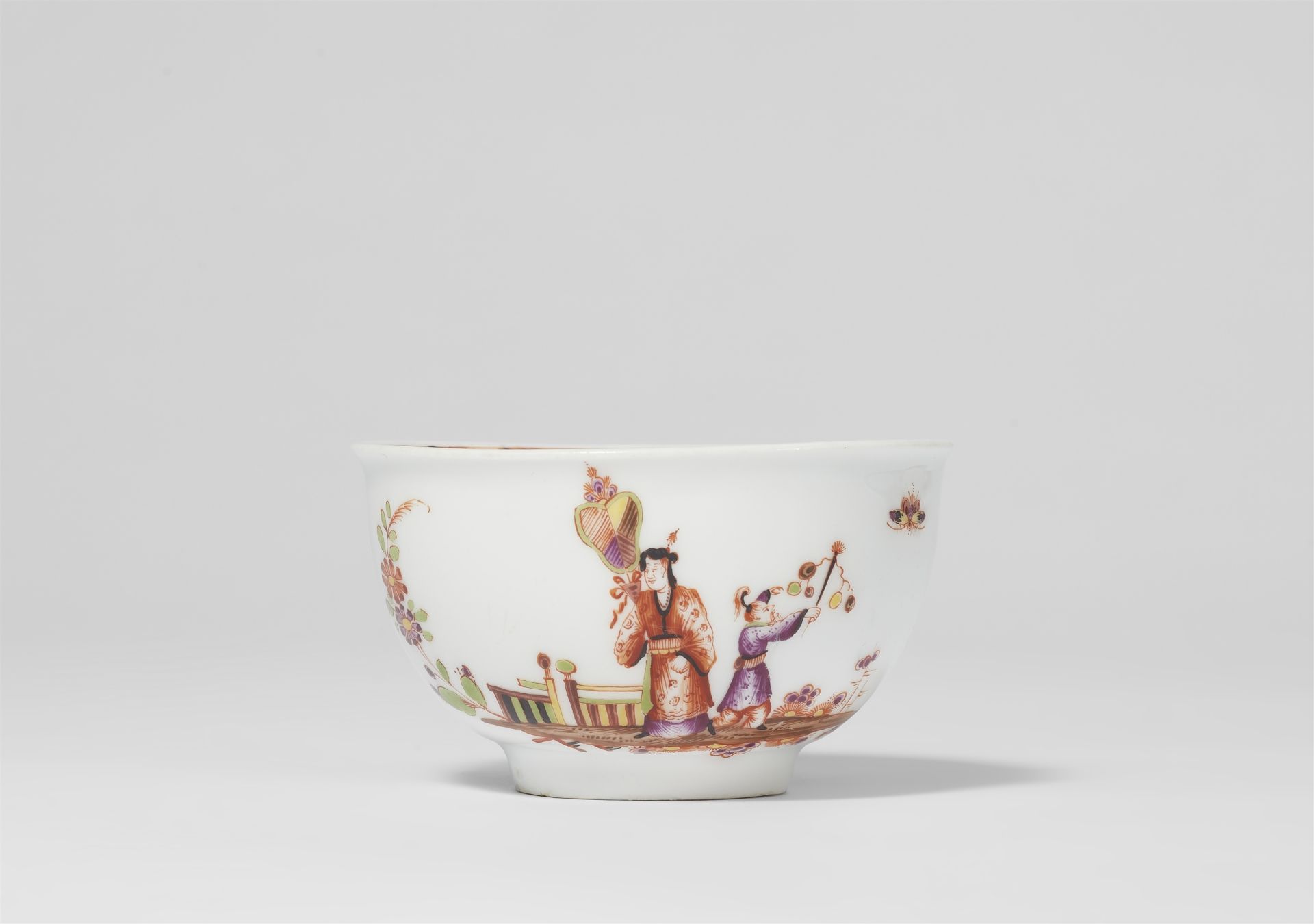 A Meissen porcelain tea bowl and saucer with Chinoiserie figures - Image 3 of 4