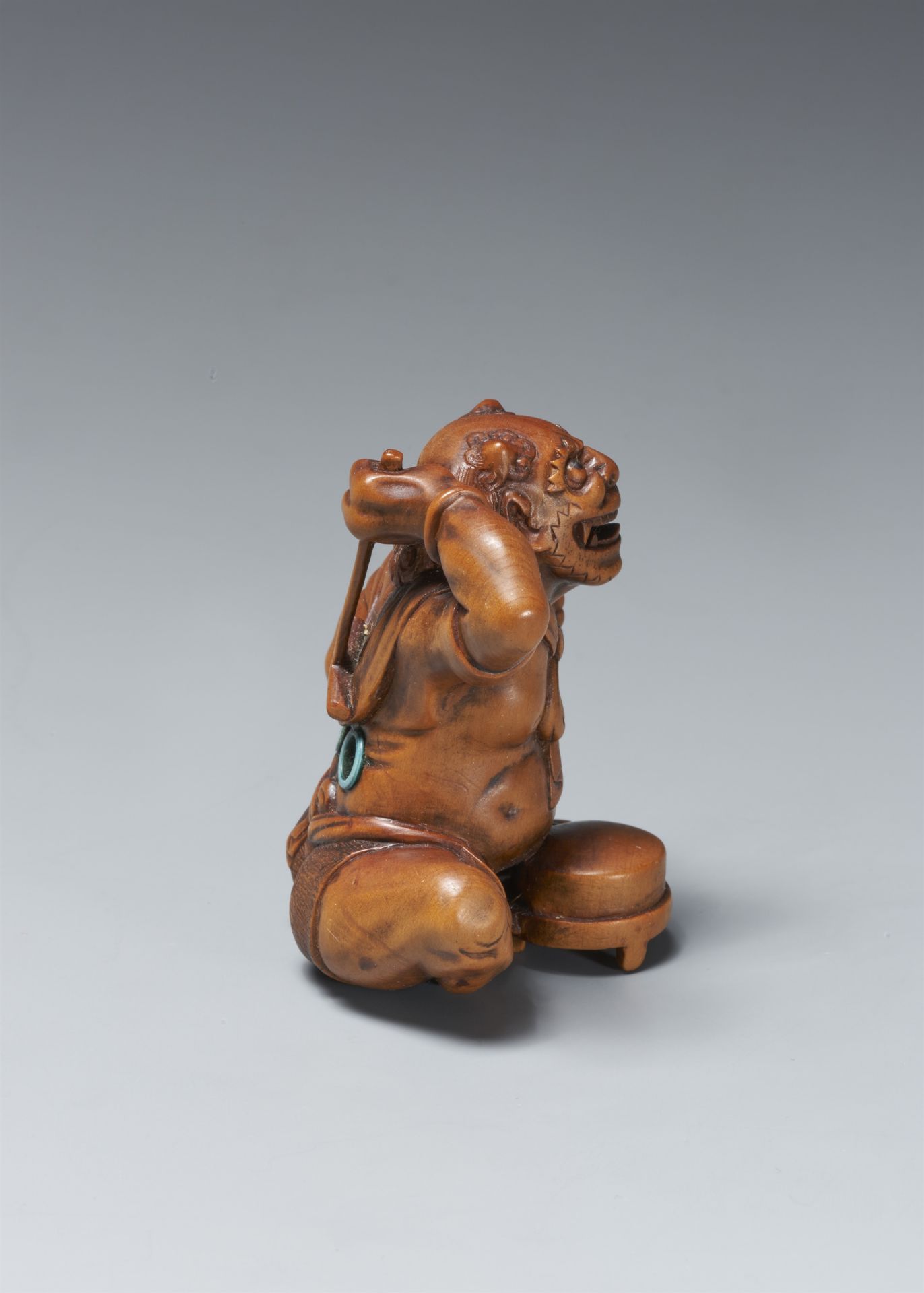 Großes Okimono-Netsuke. Fröhlicher oni. Buchsbaum. Spätes 19. Jh. - Bild 3 aus 5