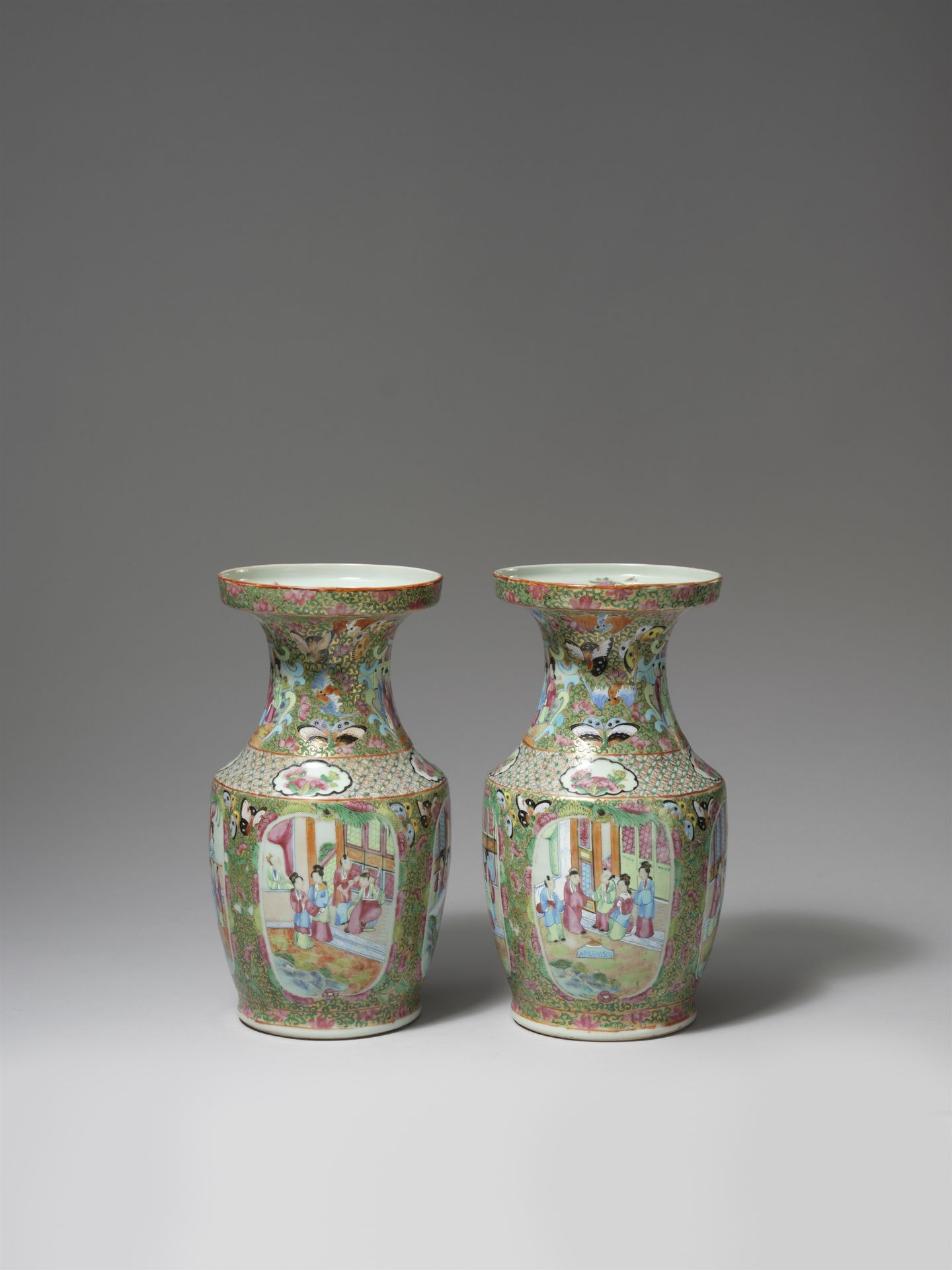 A pair of Canton famille rose vases. Qing dynasty, 19th century - Image 4 of 4