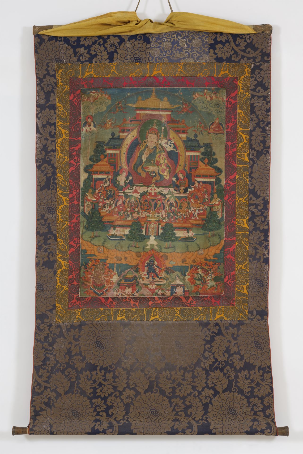 Thangka des Padmasambhava im Reinen Land des Kupferberg-Paradieses. Tibet. 18./19. Jh. - Bild 3 aus 3