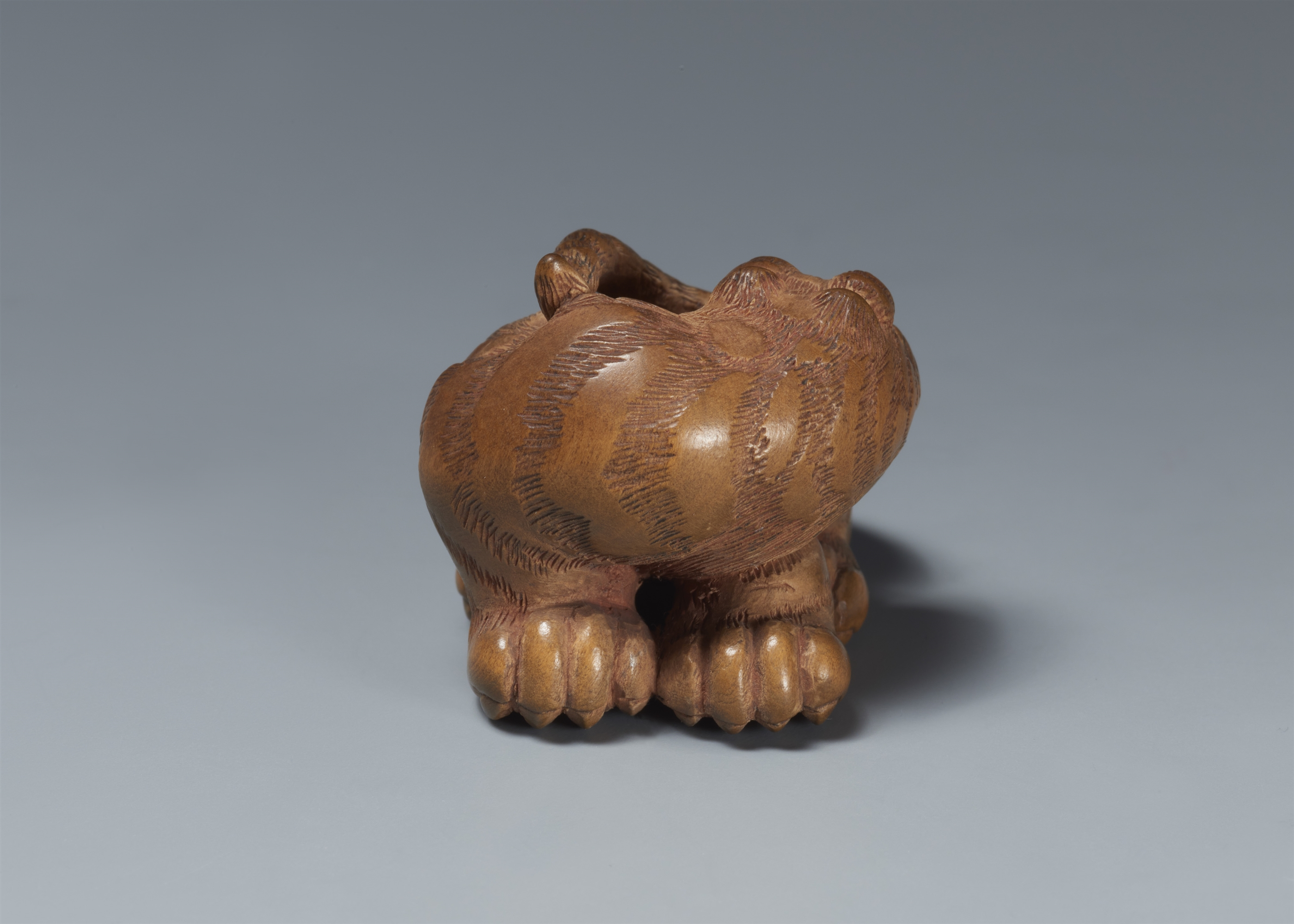 A light boxwood netsuke of a tiger. 19th century - Image 4 of 6