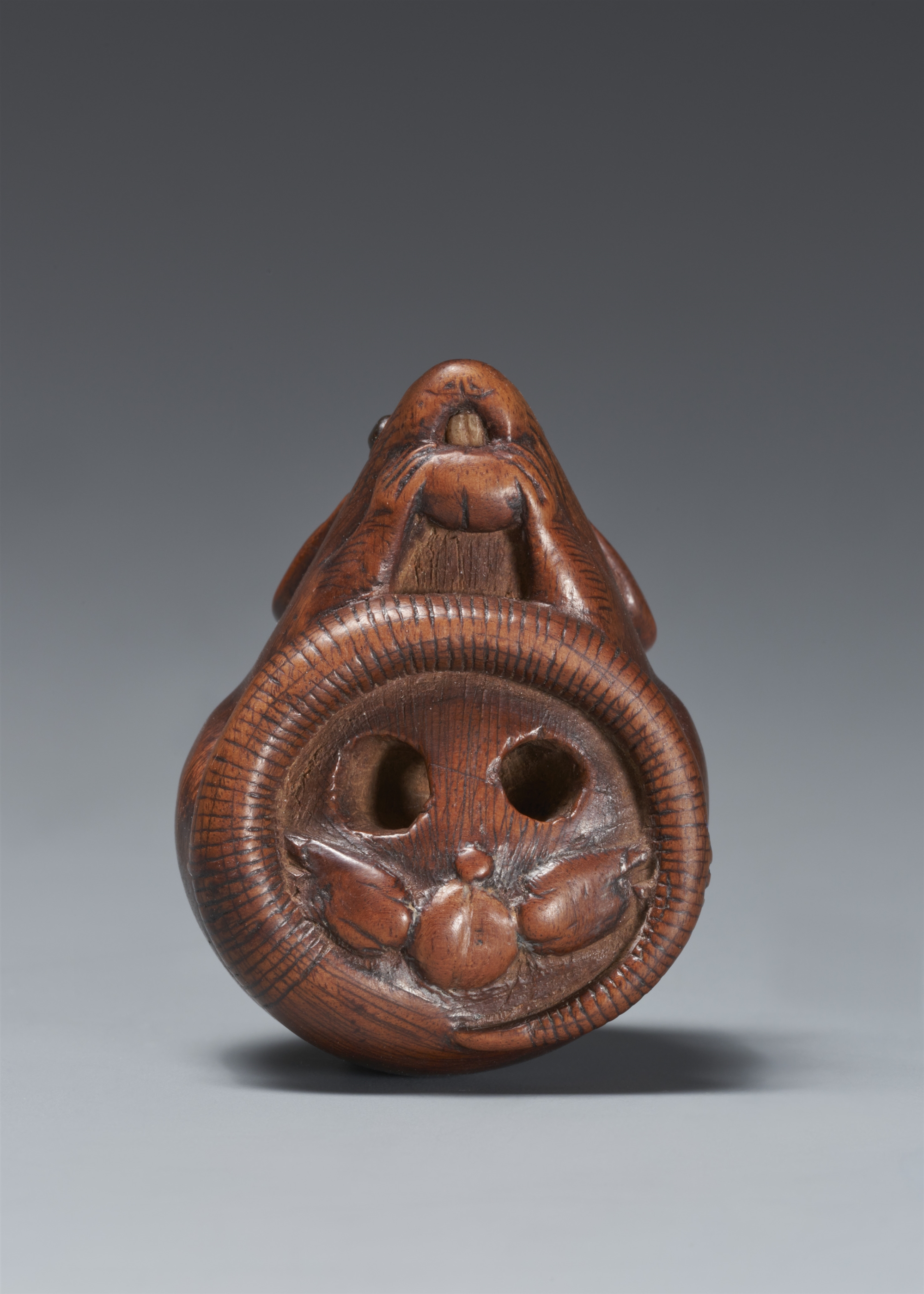 A boxwood netsuke of a seated rat. 19th century - Image 2 of 5