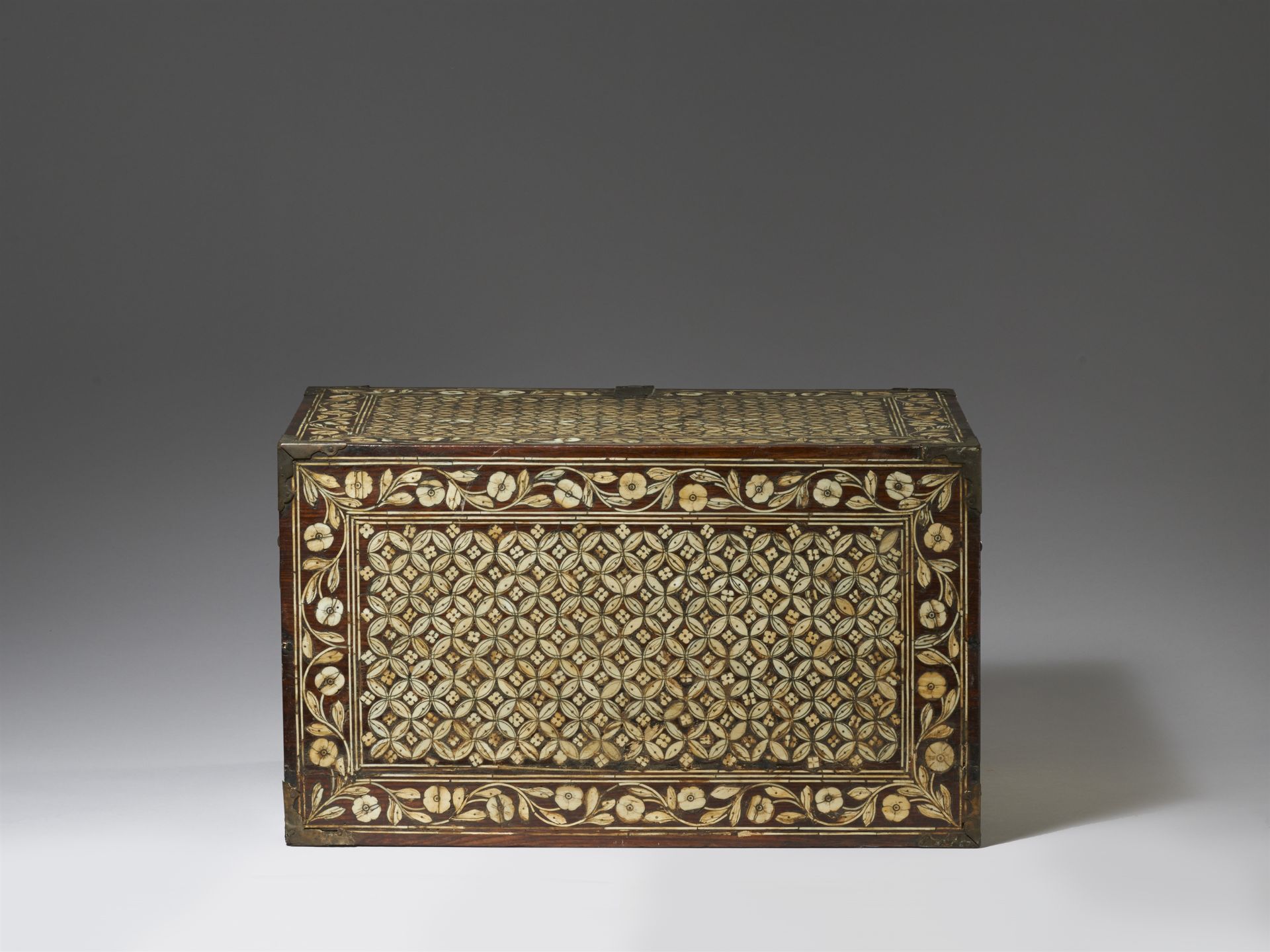 A Mughal ivory-inlaid wooden chest. Northwest-India/Pakistan, Gujarat or Sindh. 17th century - Image 2 of 3