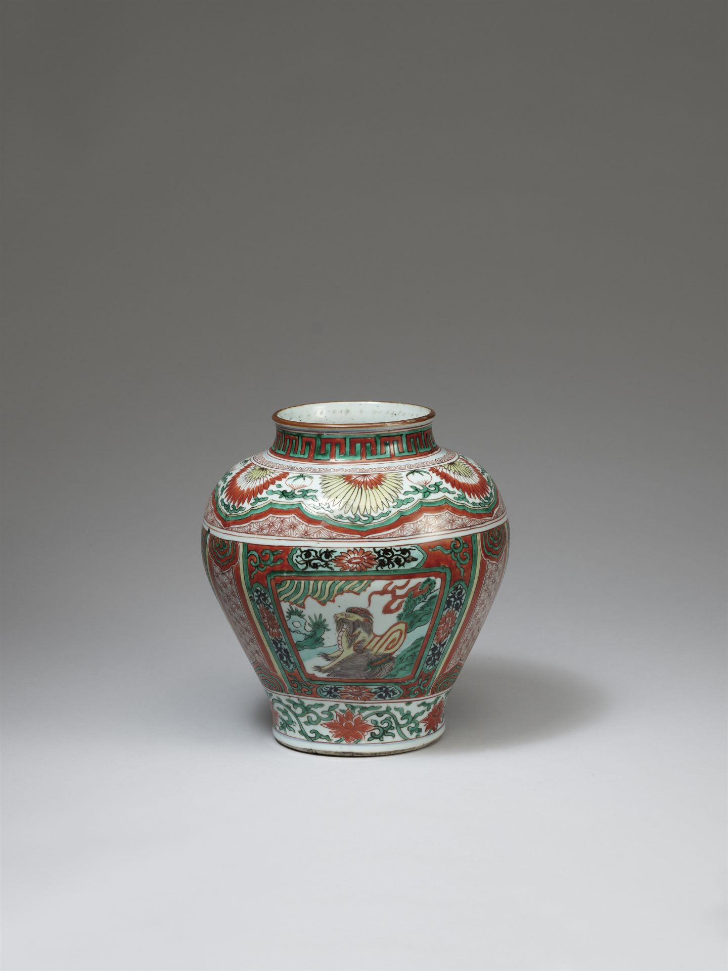 A wucai mysthical beasts jar. Kangxi period (1662–1722) - Image 4 of 4