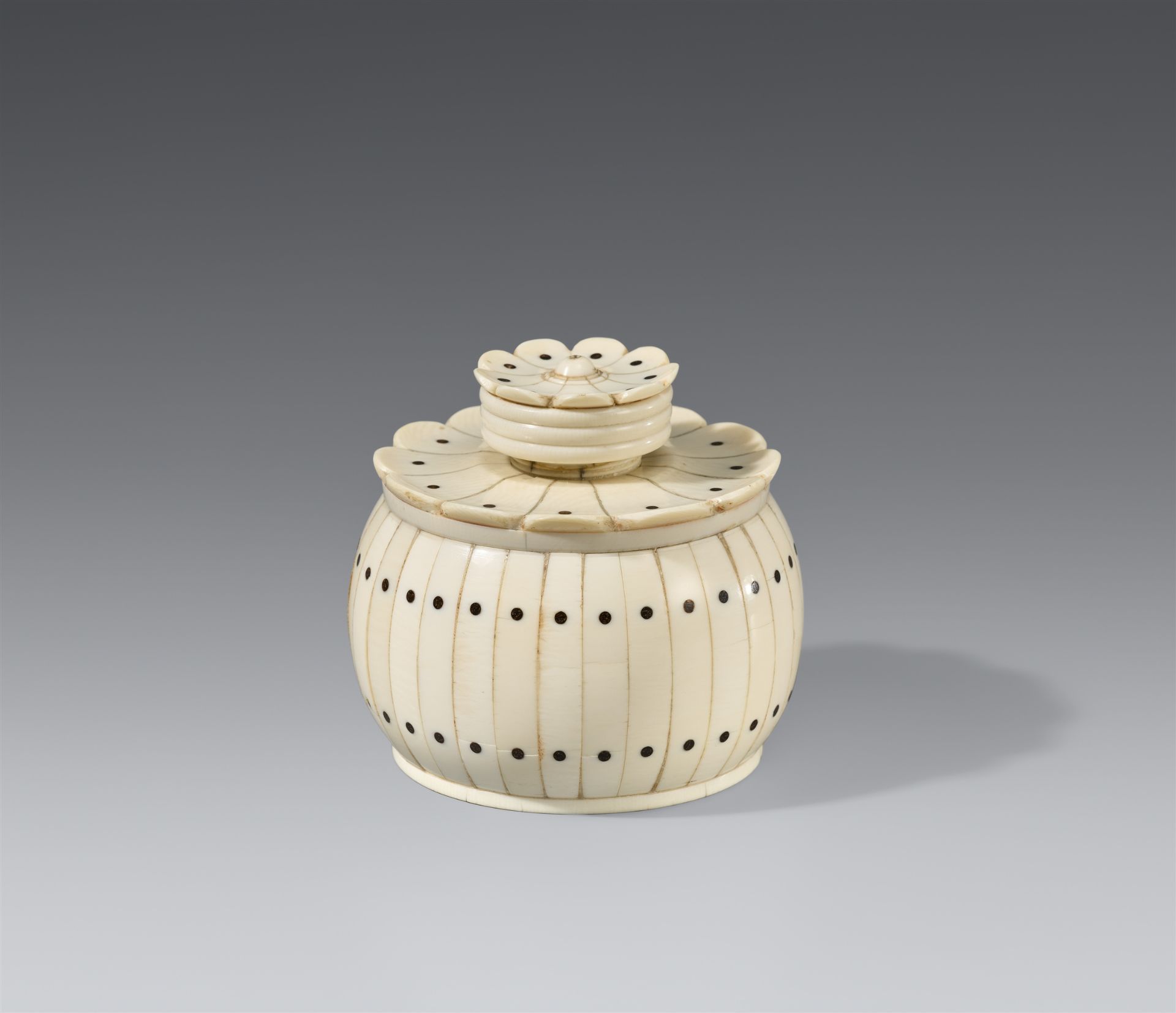 A small possibly Vizagatapam ivory-veneered box with a wood core. India. 19th century - Image 3 of 5