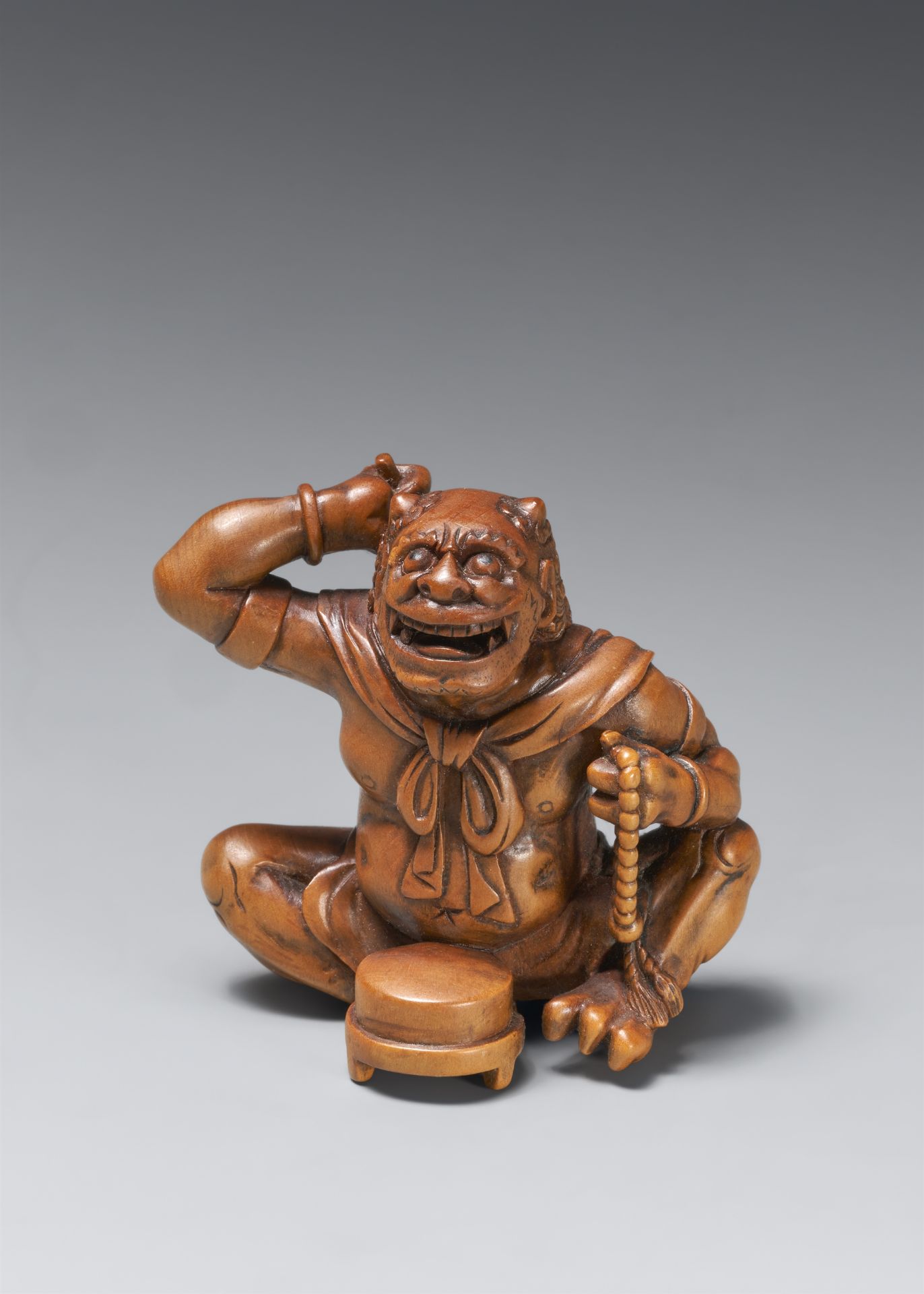 Großes Okimono-Netsuke. Fröhlicher oni. Buchsbaum. Spätes 19. Jh.