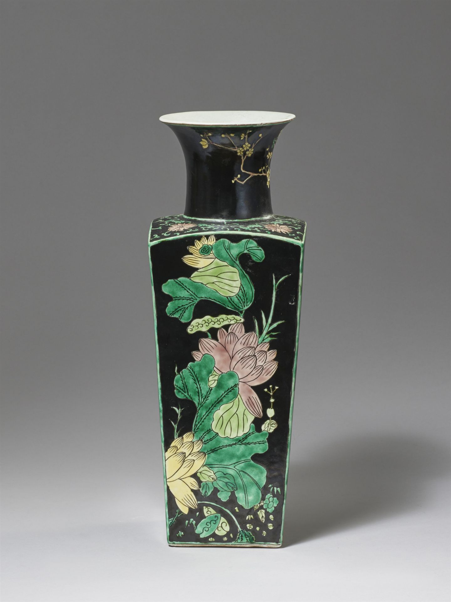 A famille noire vase. Late Qing dynasty, 19th/20th century - Image 2 of 4