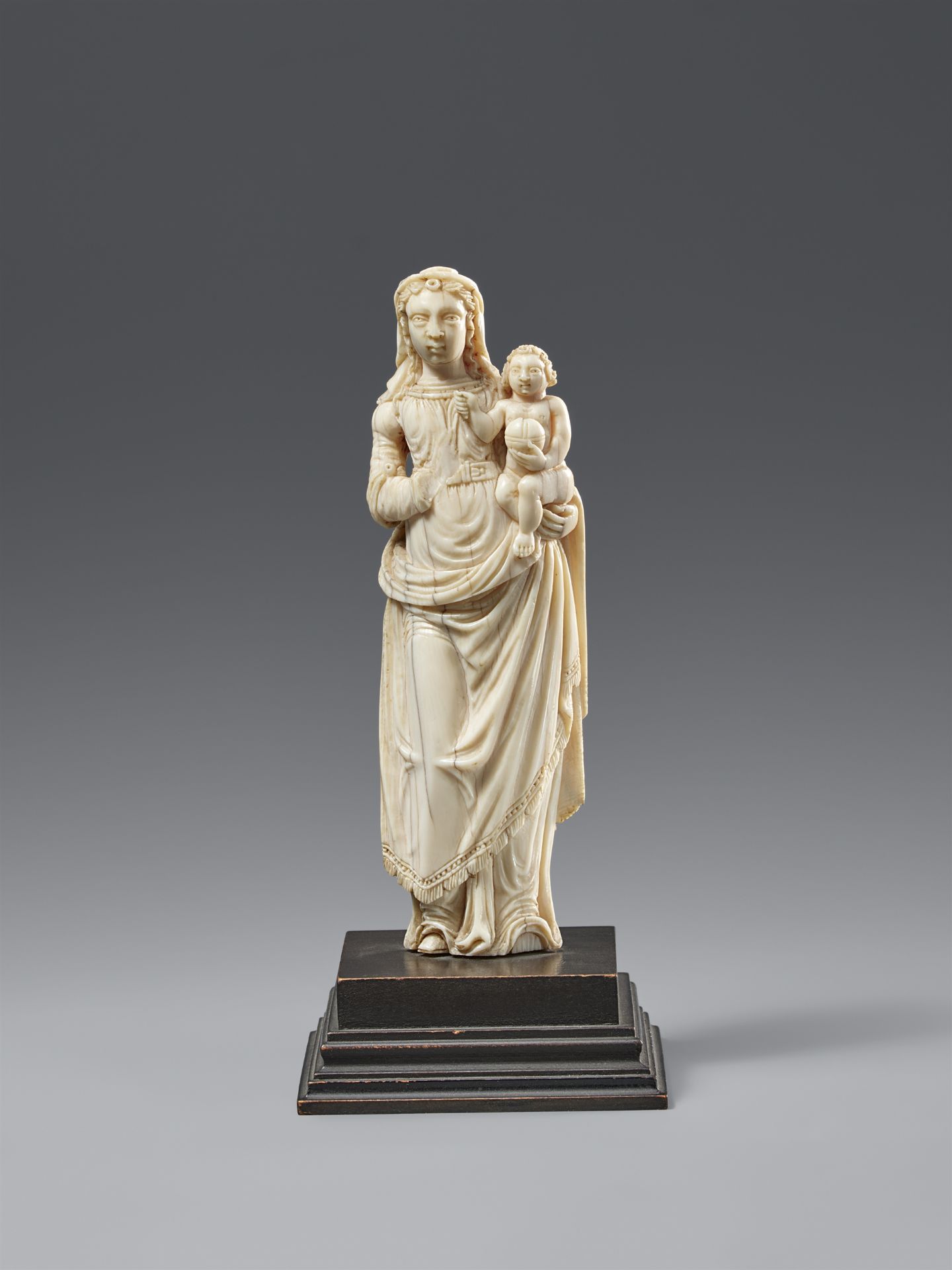 Indo-portugiesische Figur der Maria mit Jesuskind. Elfenbein. Indien, Goa. 18. Jh.