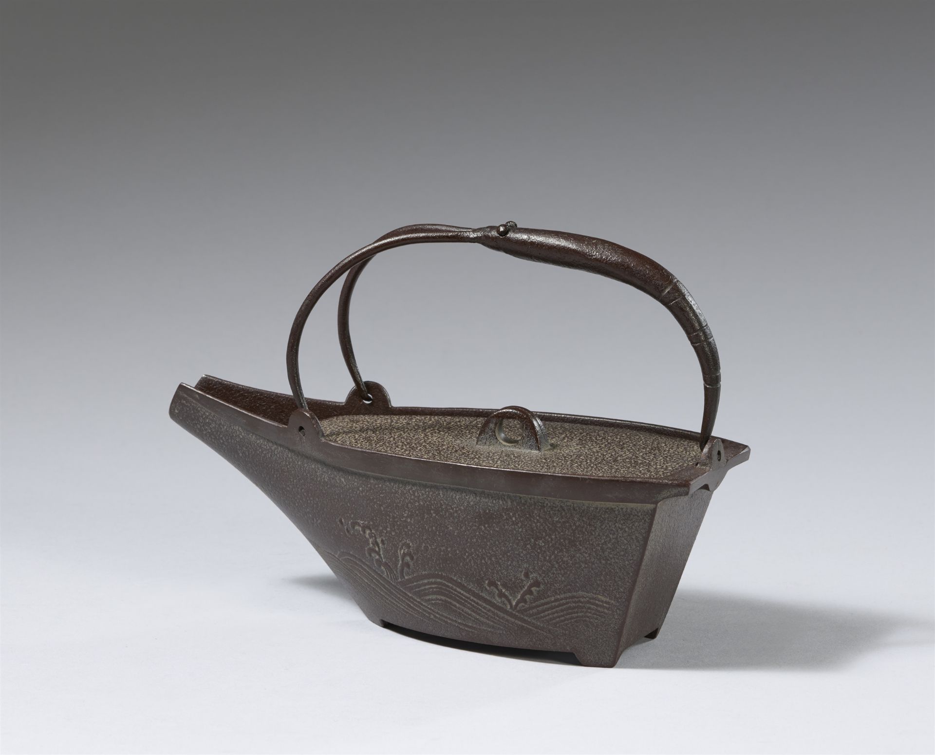 A cast iron chôshi by Takahashi Keiten (1920-2009). 1990s - Image 4 of 4