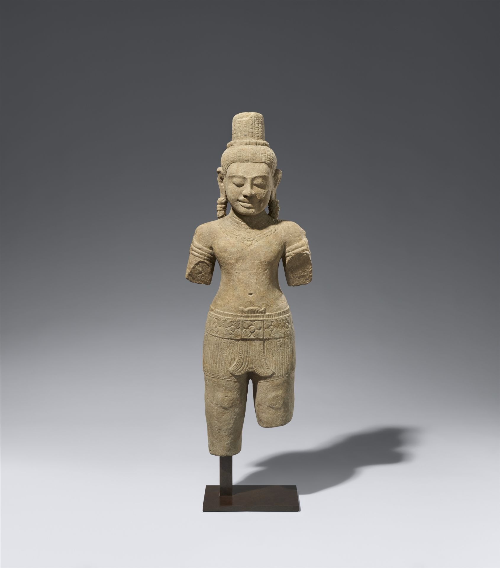 Große Figur einer männlichen Gottheit. Sandstein. Kambodscha. Khmer-Reich. Bayon-Stil. Spätes 12./13
