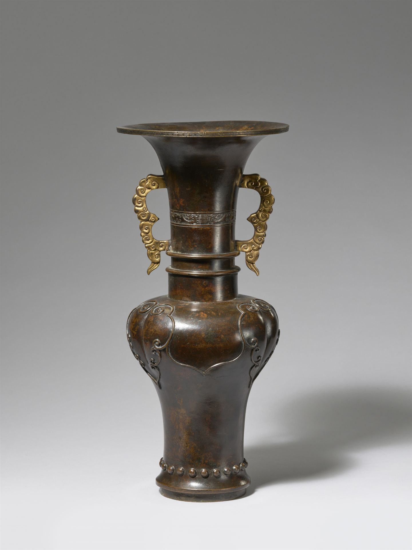 A large yanyan bronze vase. 16th/17th century - Image 2 of 3