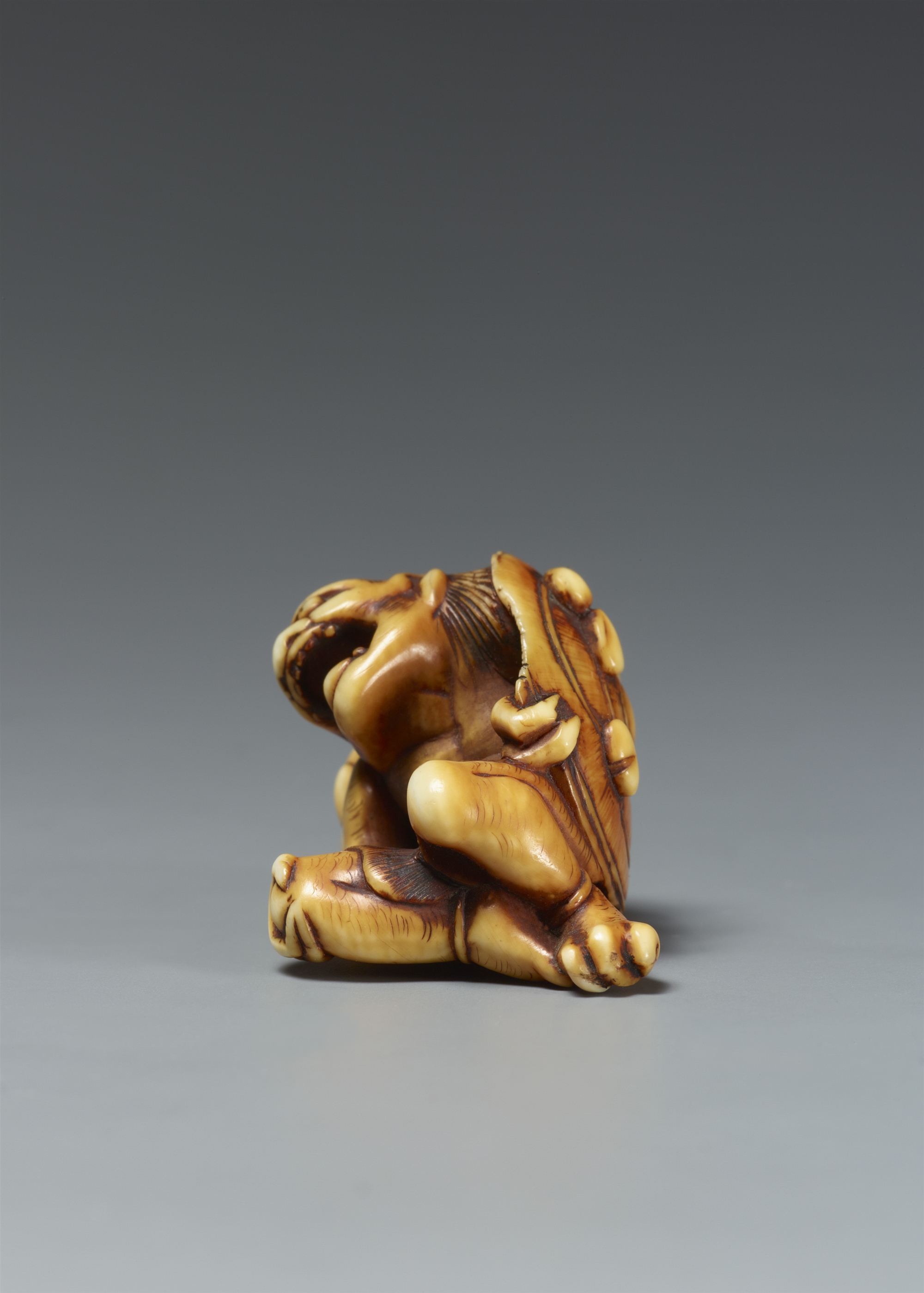A partly stained ivory netsuke of two oni at setsubun. Hakata, attributed to Otoman. Ca. 1830 - Image 4 of 5