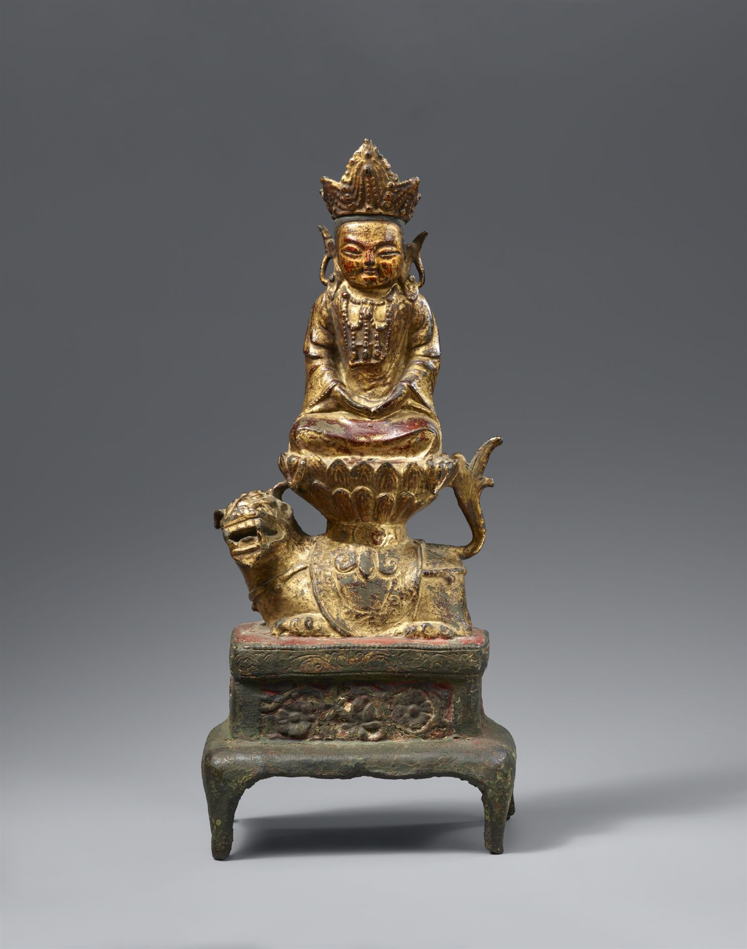 Bodhisattva auf einem Löwen. Bronze mit vergoldeter Lackfassung. Ming-Zeit, 16. Jh.