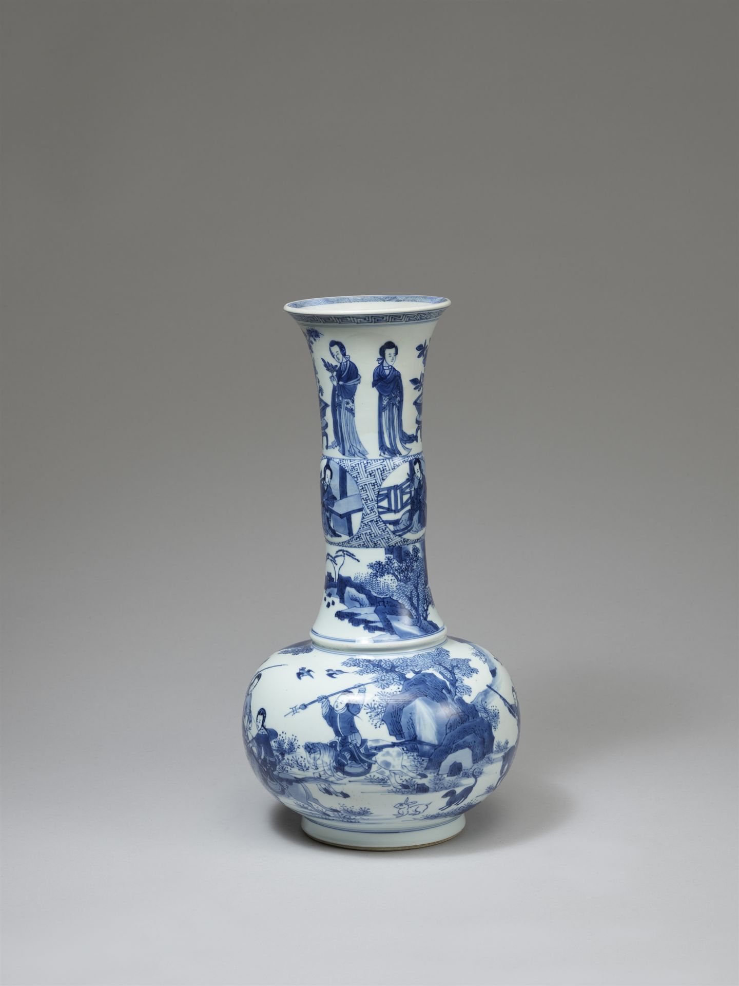 Große blau-weiße Flaschenvase. Kangxi-Periode (1661–1722) - Bild 3 aus 4