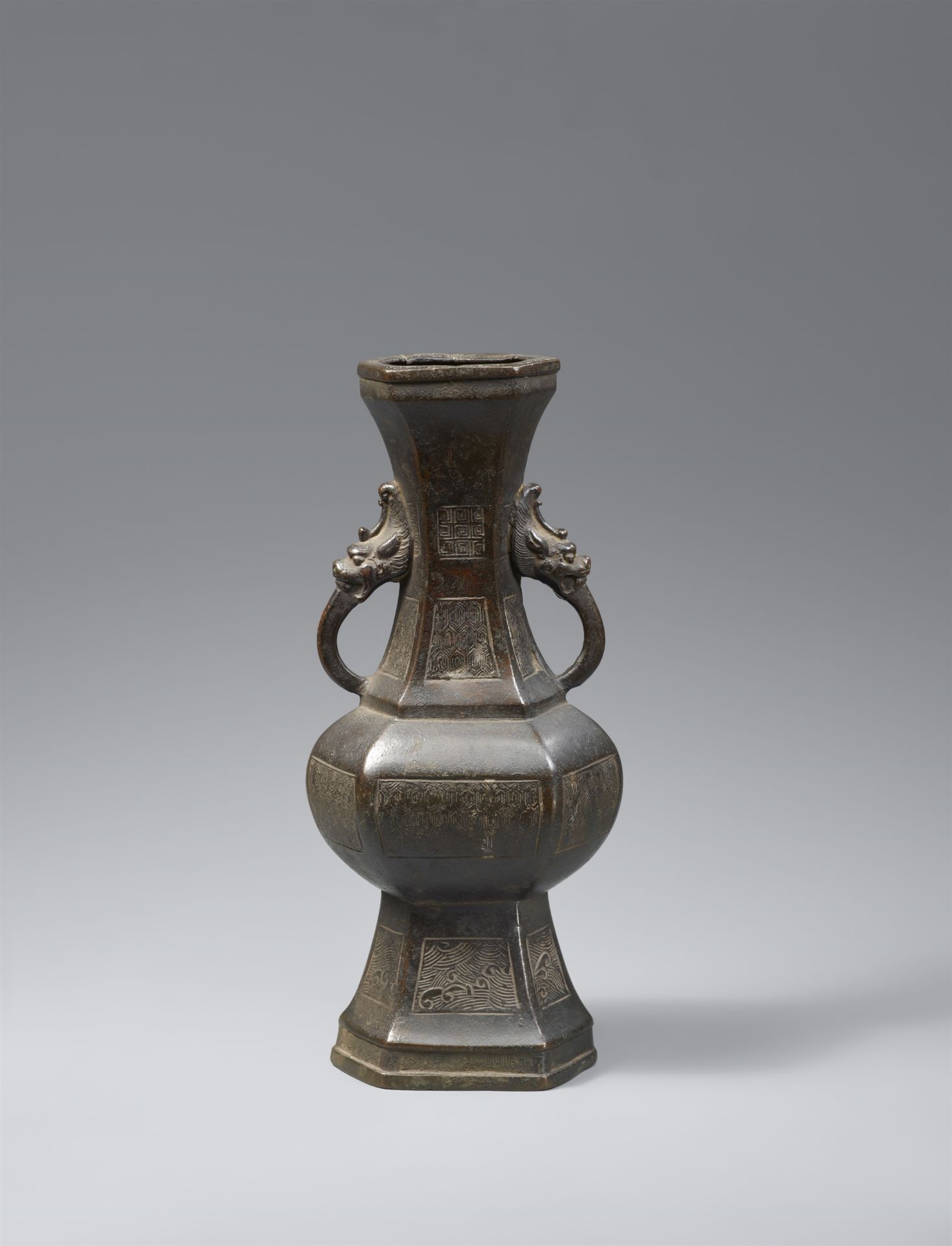 Sechskantige Vase. Bronze. Yuan-/Ming-Zeit