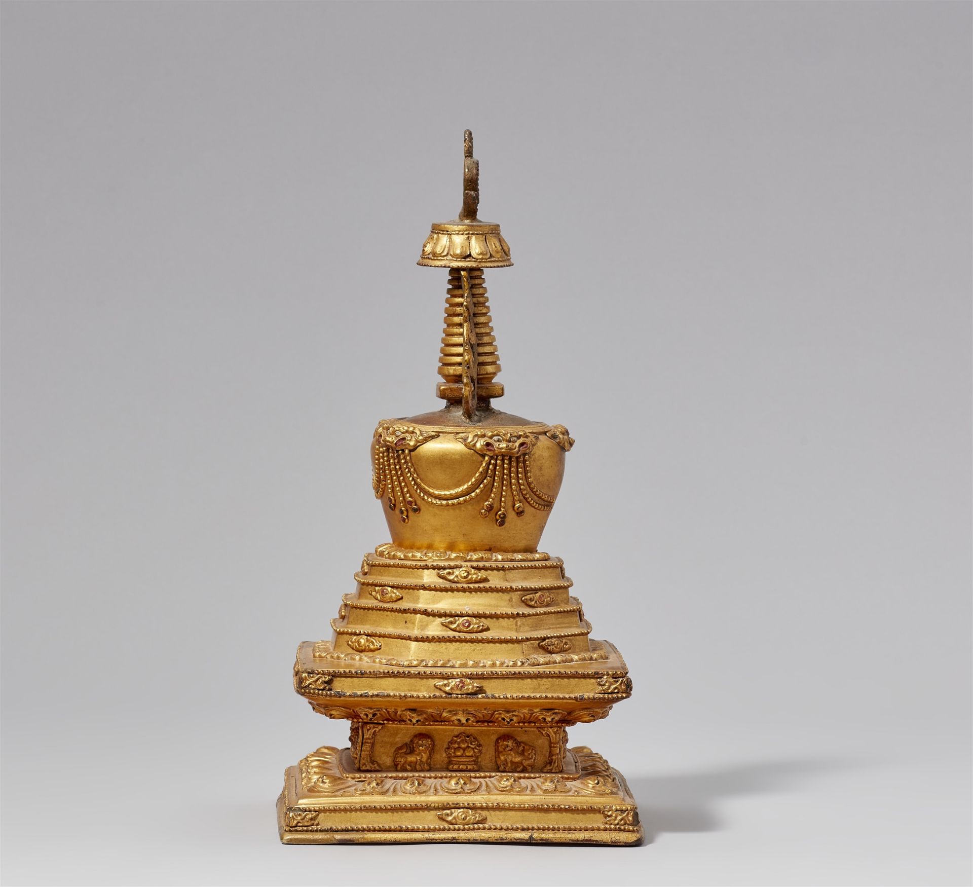 Stupa auf einem Löwenthron. Holz, vergoldet. Tibet, 19. Jh. - Bild 5 aus 7