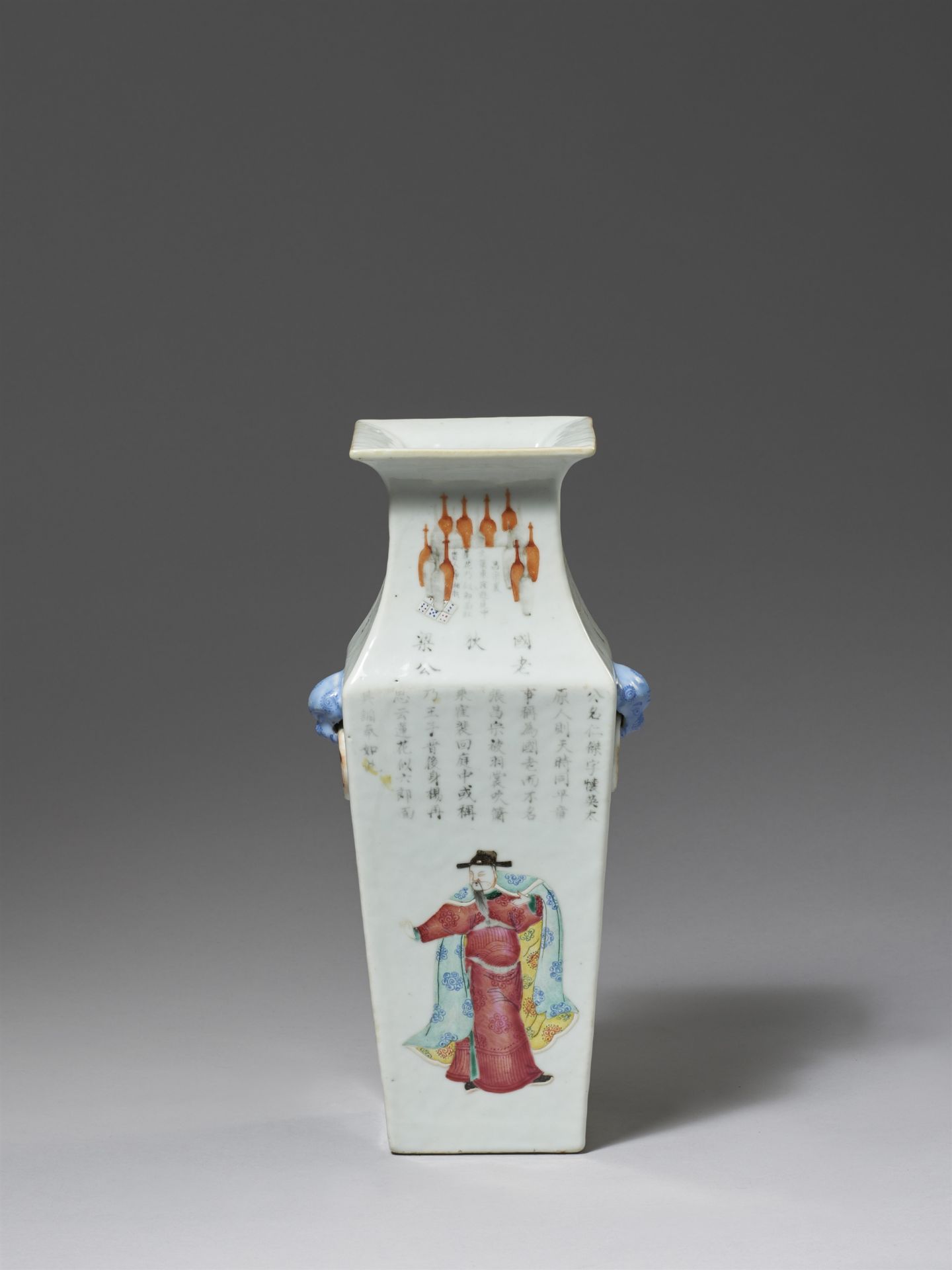 Famille rose-Vierkantvase mit Heldendarstellungen. Späte Qing-Zeit, 19. Jh. - Bild 3 aus 4