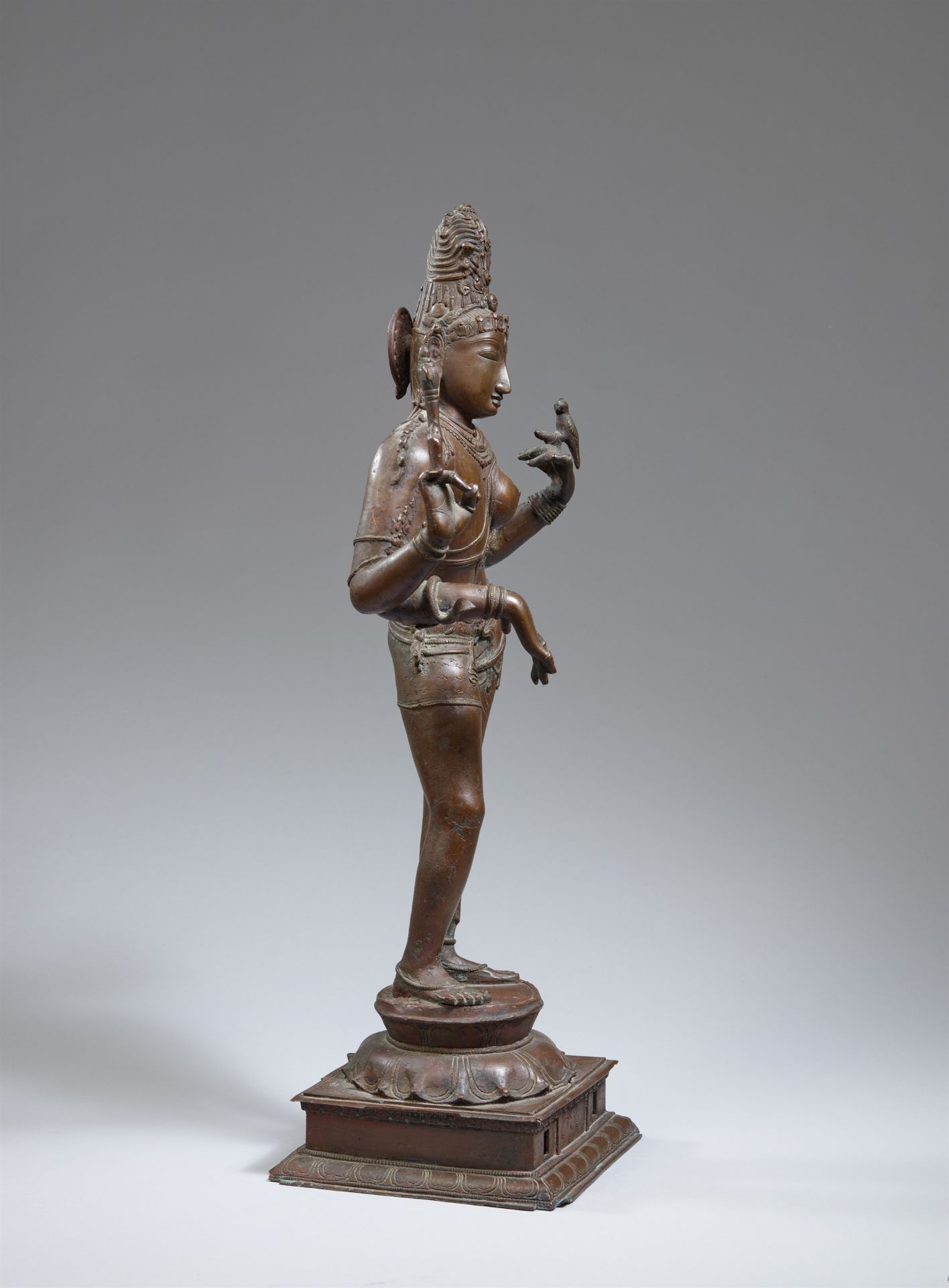 Prozessionsfigur des Ardhanarishvara. Bronze. Süd-Indien. Im Stil der Chola-Zeit, wohl 19. Jh. - Bild 3 aus 5