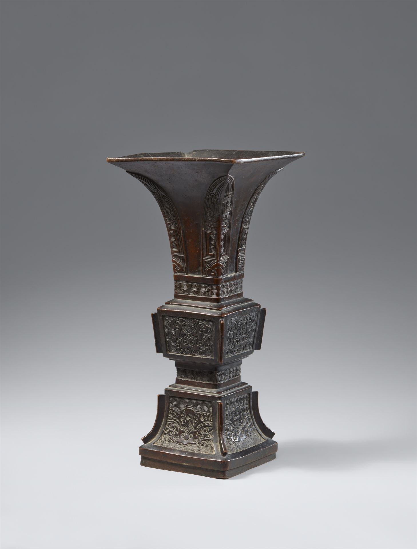 Altarvase. Bronze. Qing-Zeit, 19. Jh.