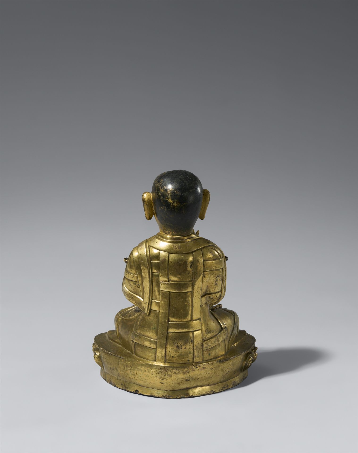 A large gilt bronze figure of a lama. Tibet, 17th/18th century - Image 2 of 2