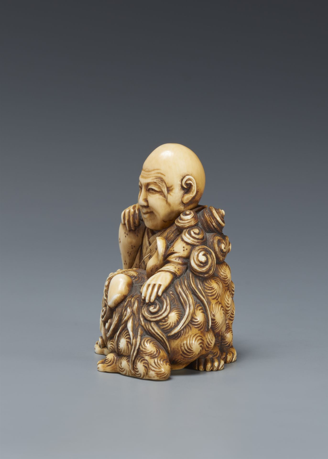 Feines Okimono-Netsuke. Rakan mit shishi. 2. Hälfte 19. Jh. - Bild 5 aus 6