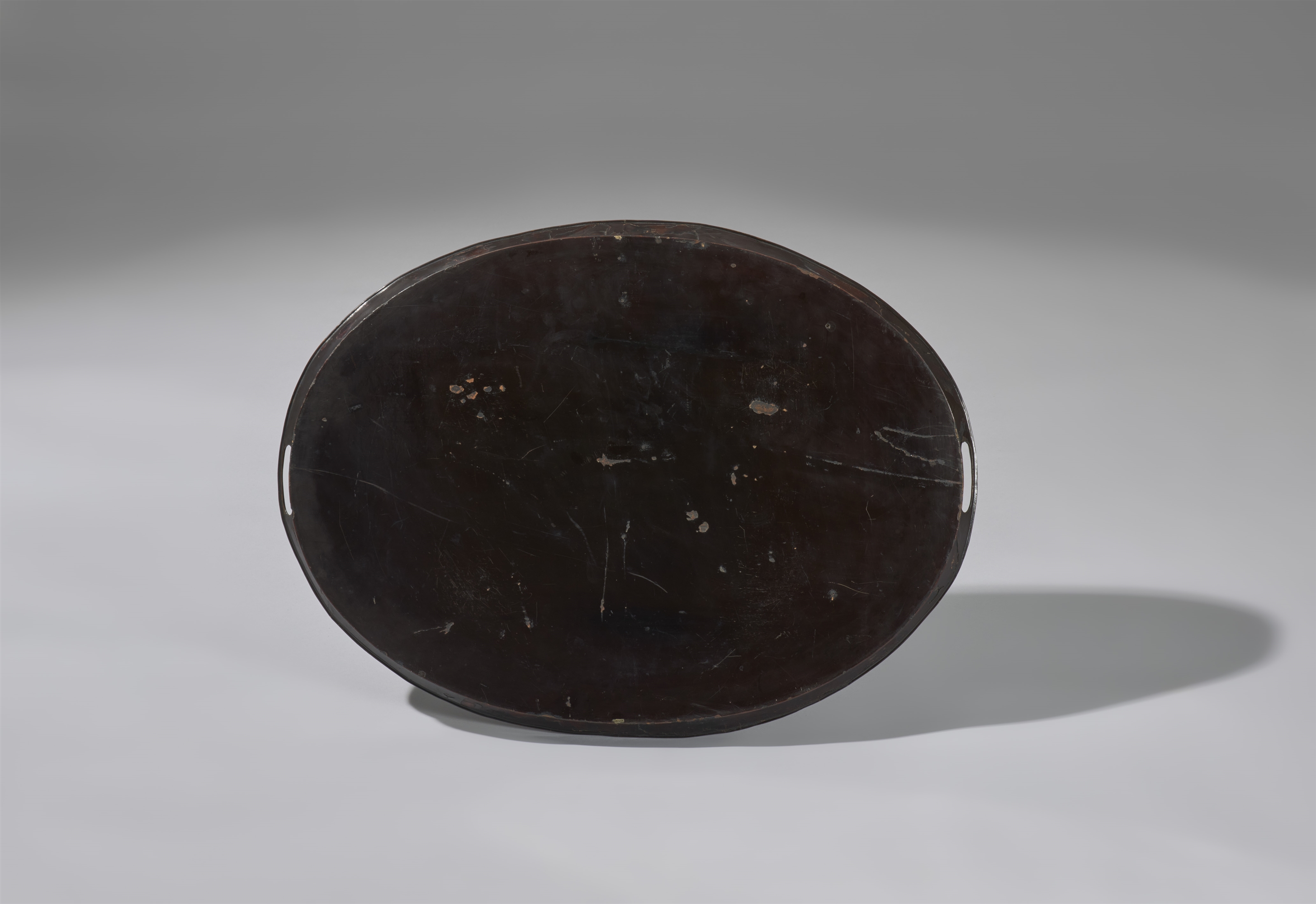 A very large Nagasaki wood and black lacquer tray. Around 1820-1830 - Image 2 of 2