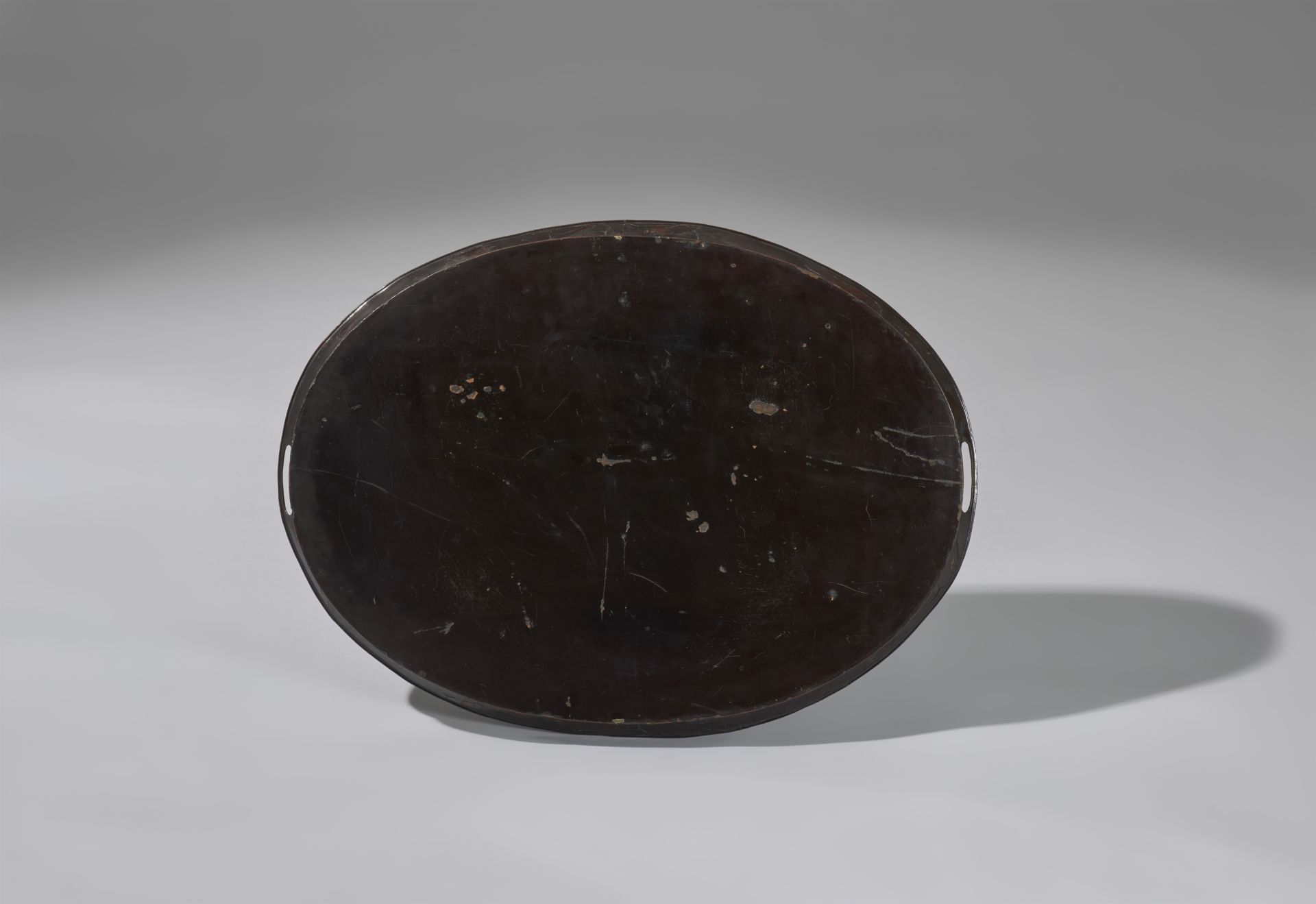 A very large Nagasaki wood and black lacquer tray. Around 1820-1830 - Image 2 of 2