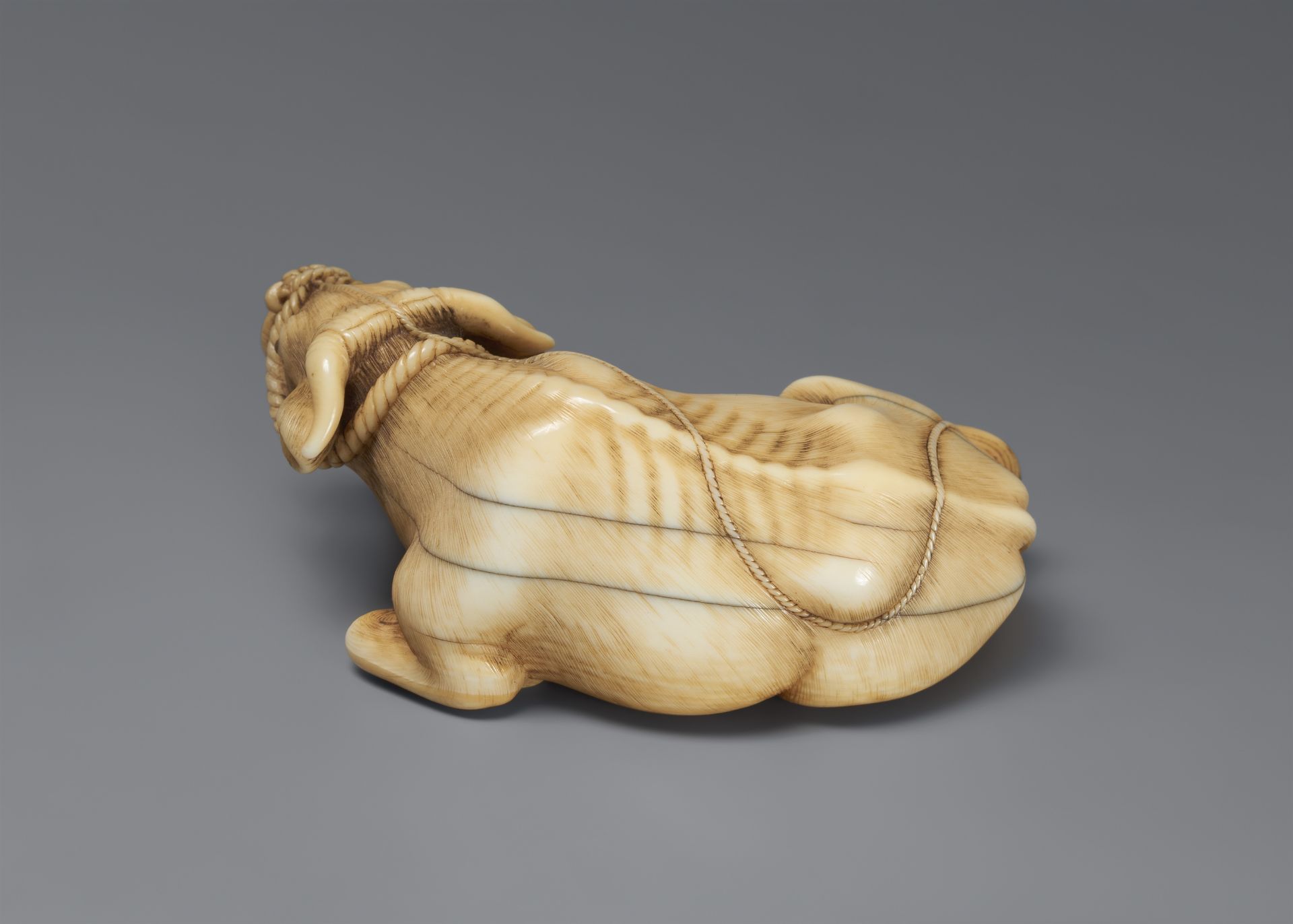 A fine ivory netsuke of an reclining ox. Late 18th century - Image 6 of 6