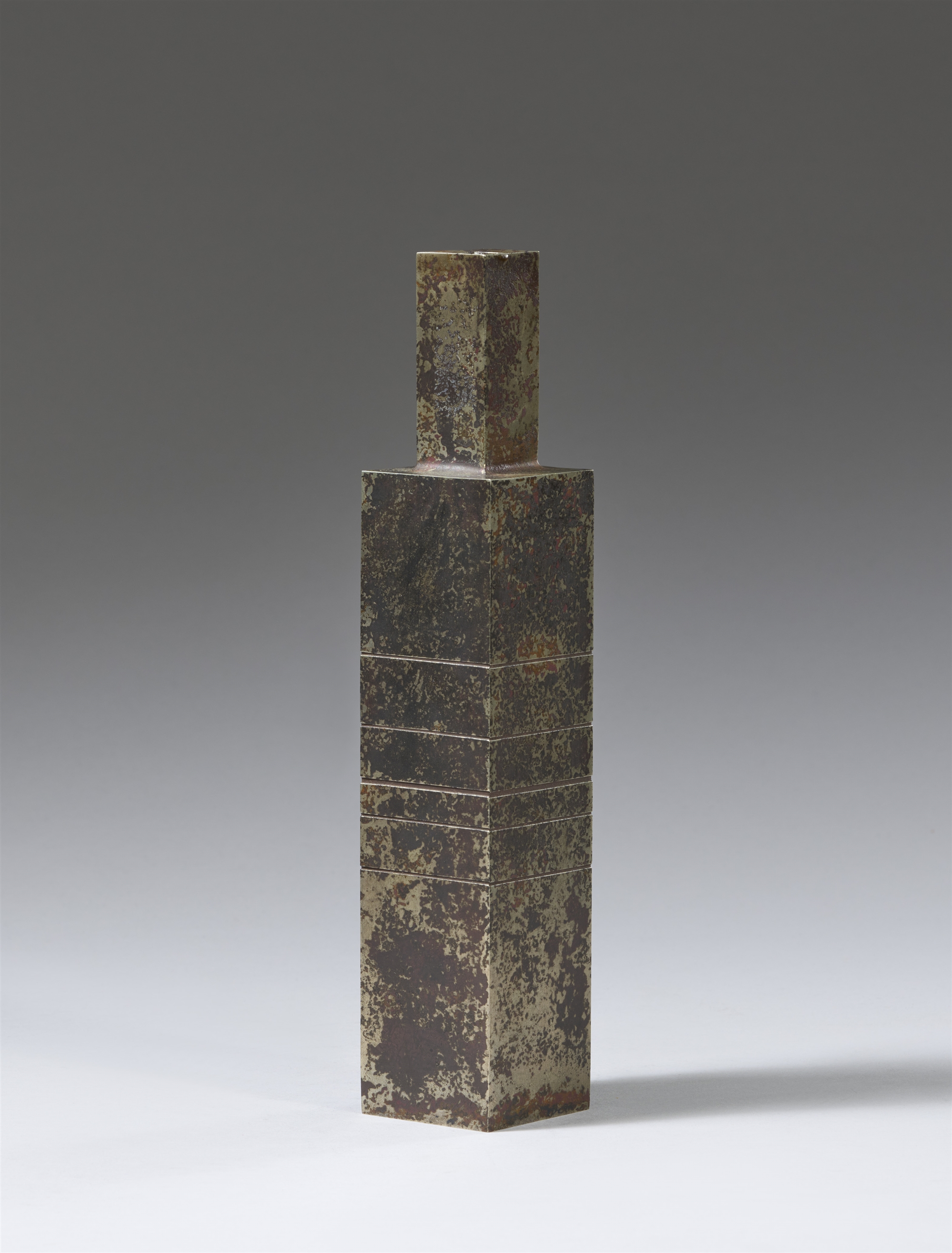 A nickel vase by Hasuda Shûgorô (1915-2010). After 1970 - Image 3 of 3