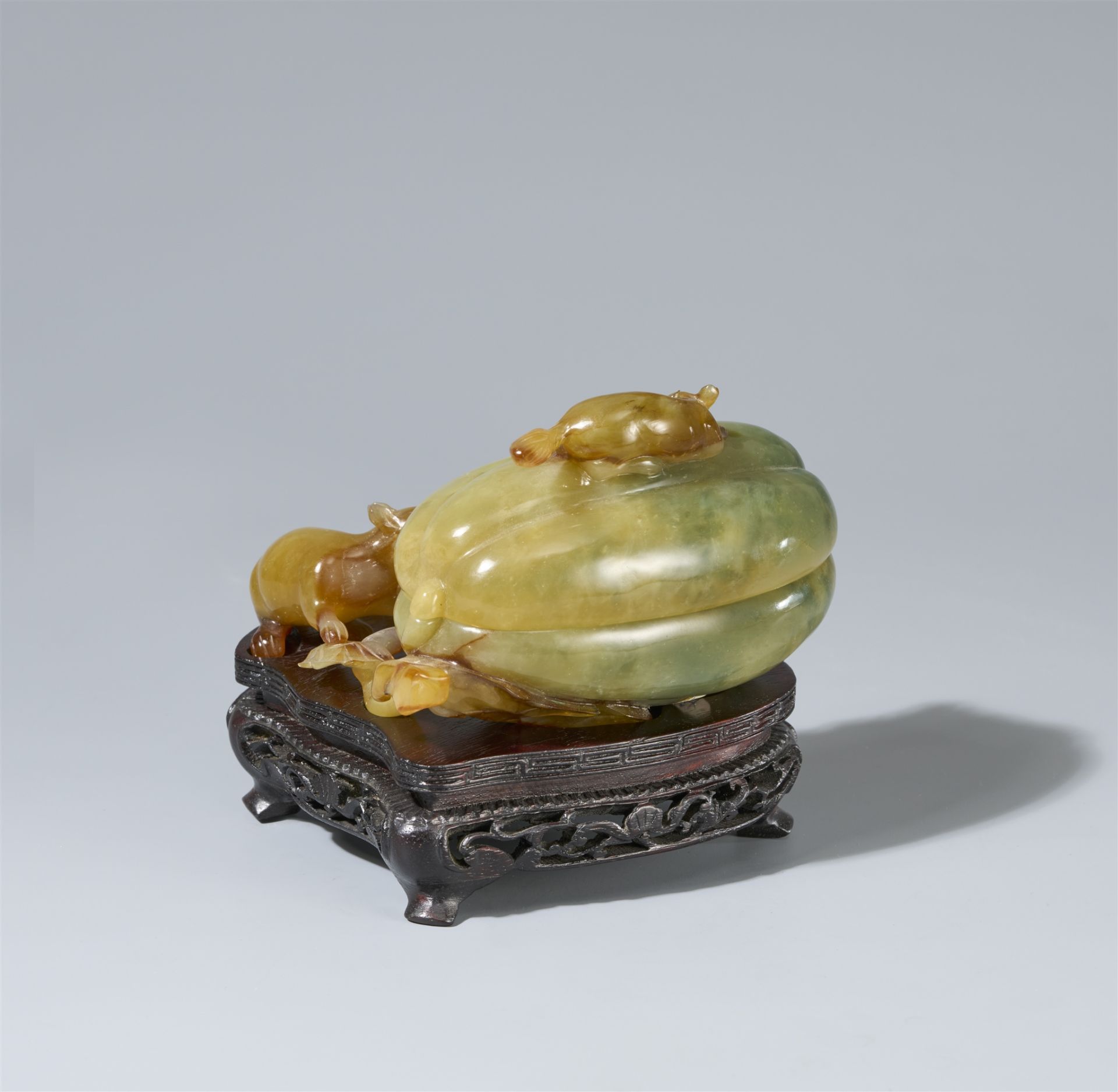 A green-brown chalcedony lidded box. Around 1900 - Image 2 of 3