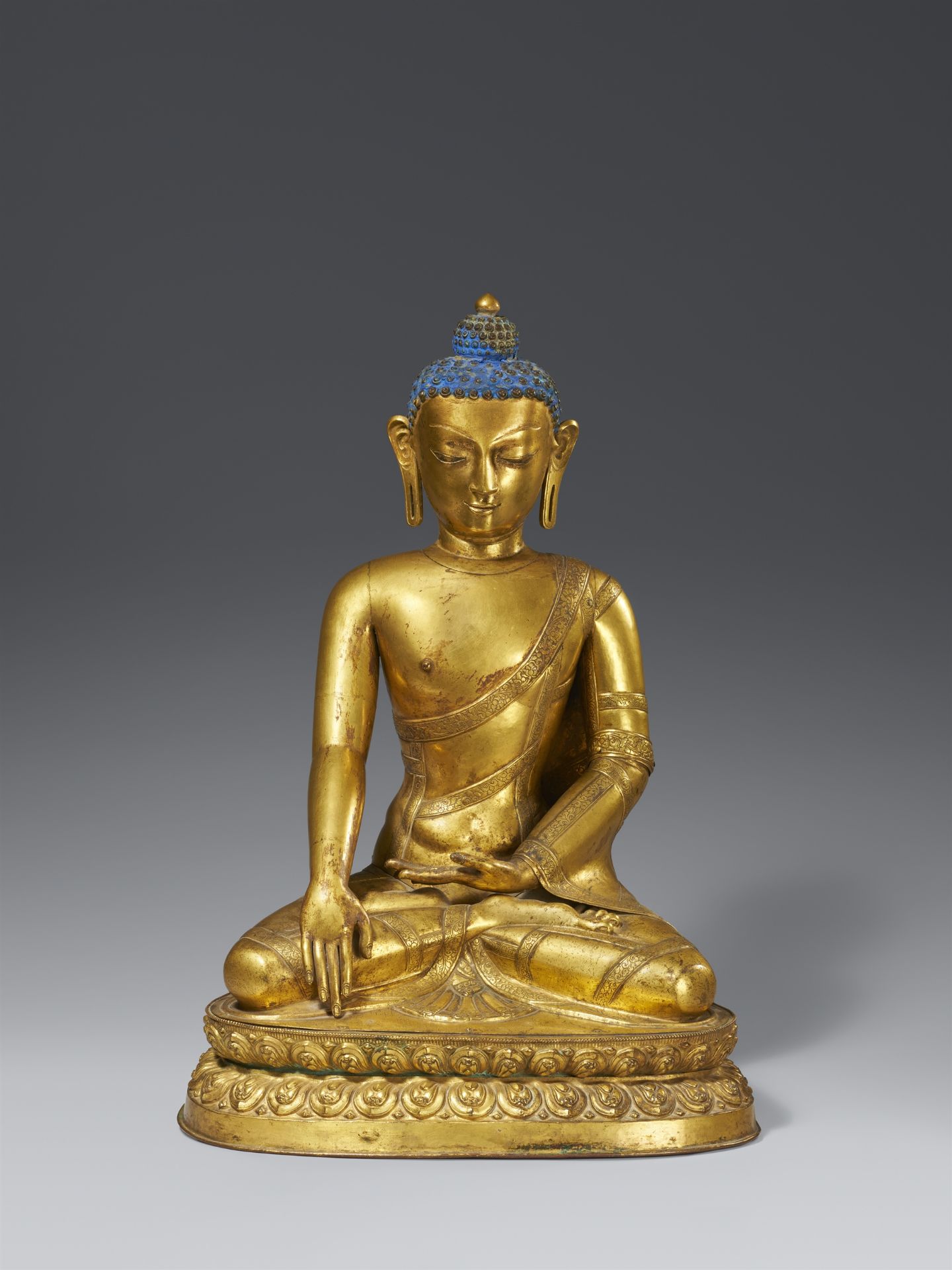 Große Figur des Tathagata Shakyamuni (Shakya Thub-pa). Kupfer-Repoussé, vergoldet. Tibet, 19. Jh.