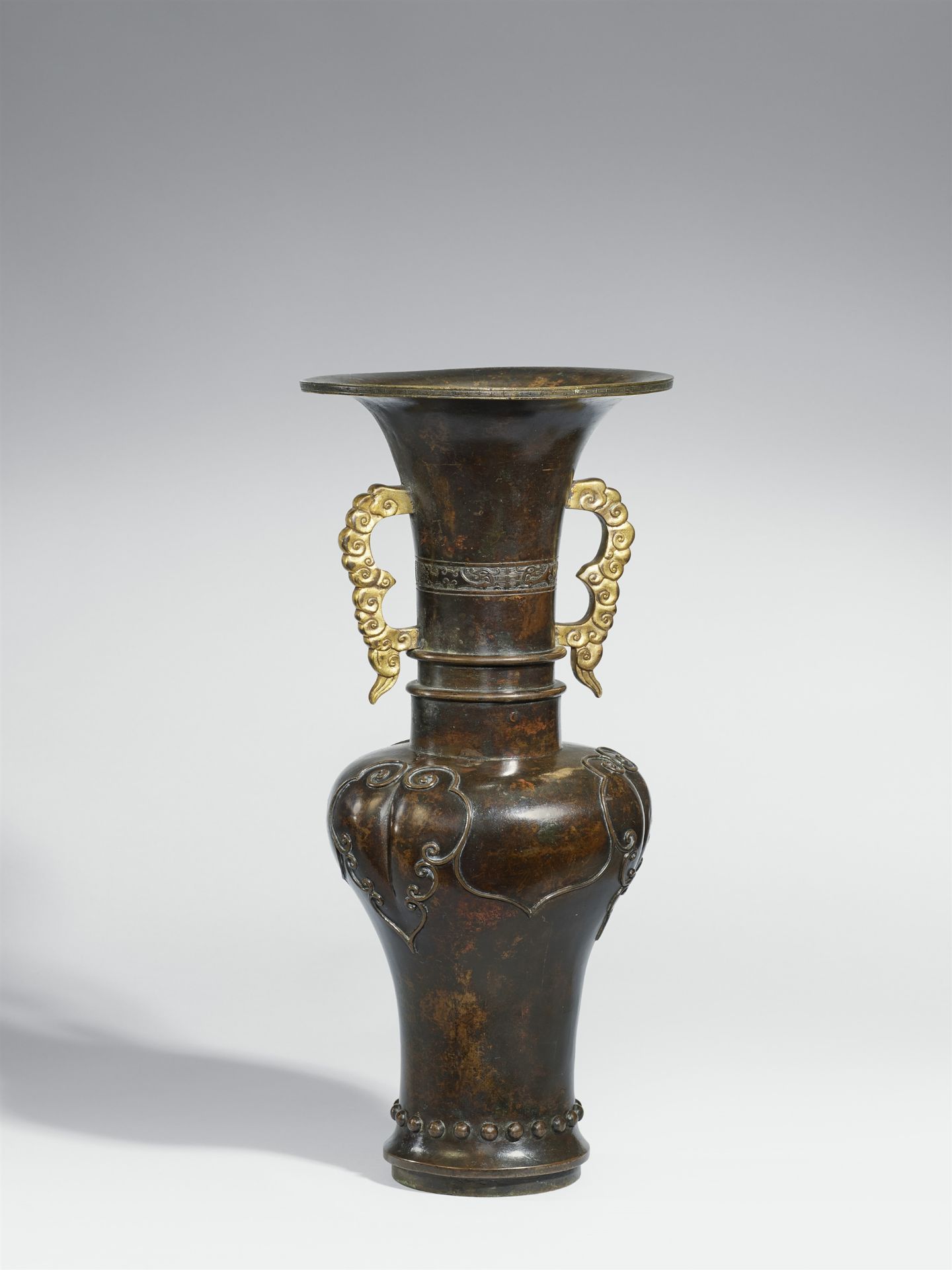 A large yanyan bronze vase. 16th/17th century - Image 3 of 3