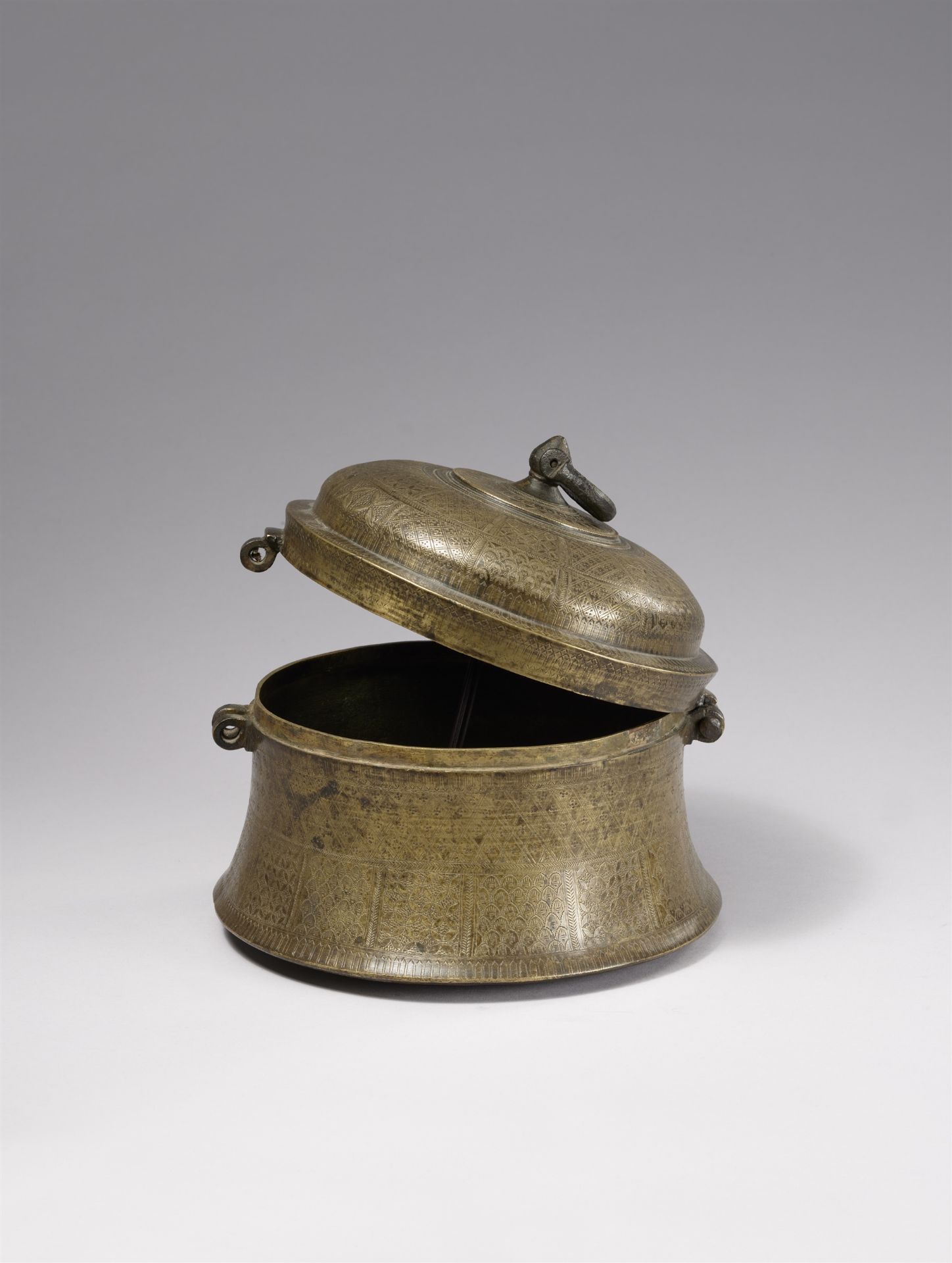 A Rajasthani bronze betel and spice box (pandan). Northern India. 18th/early 19th century - Image 5 of 5