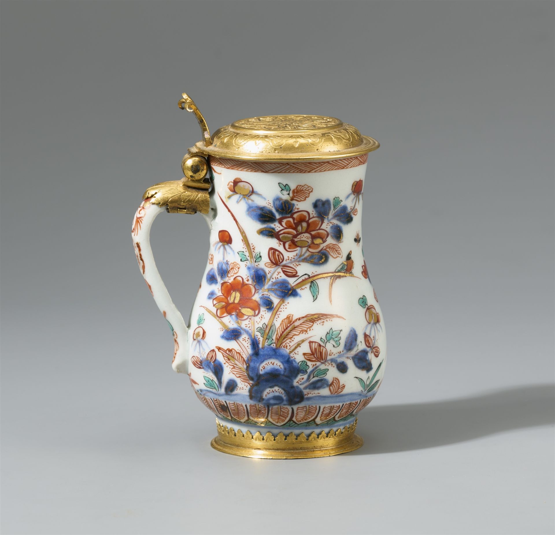 A small mounted pear-shaped Imari jug. Arita. Around 1720 - Image 2 of 3