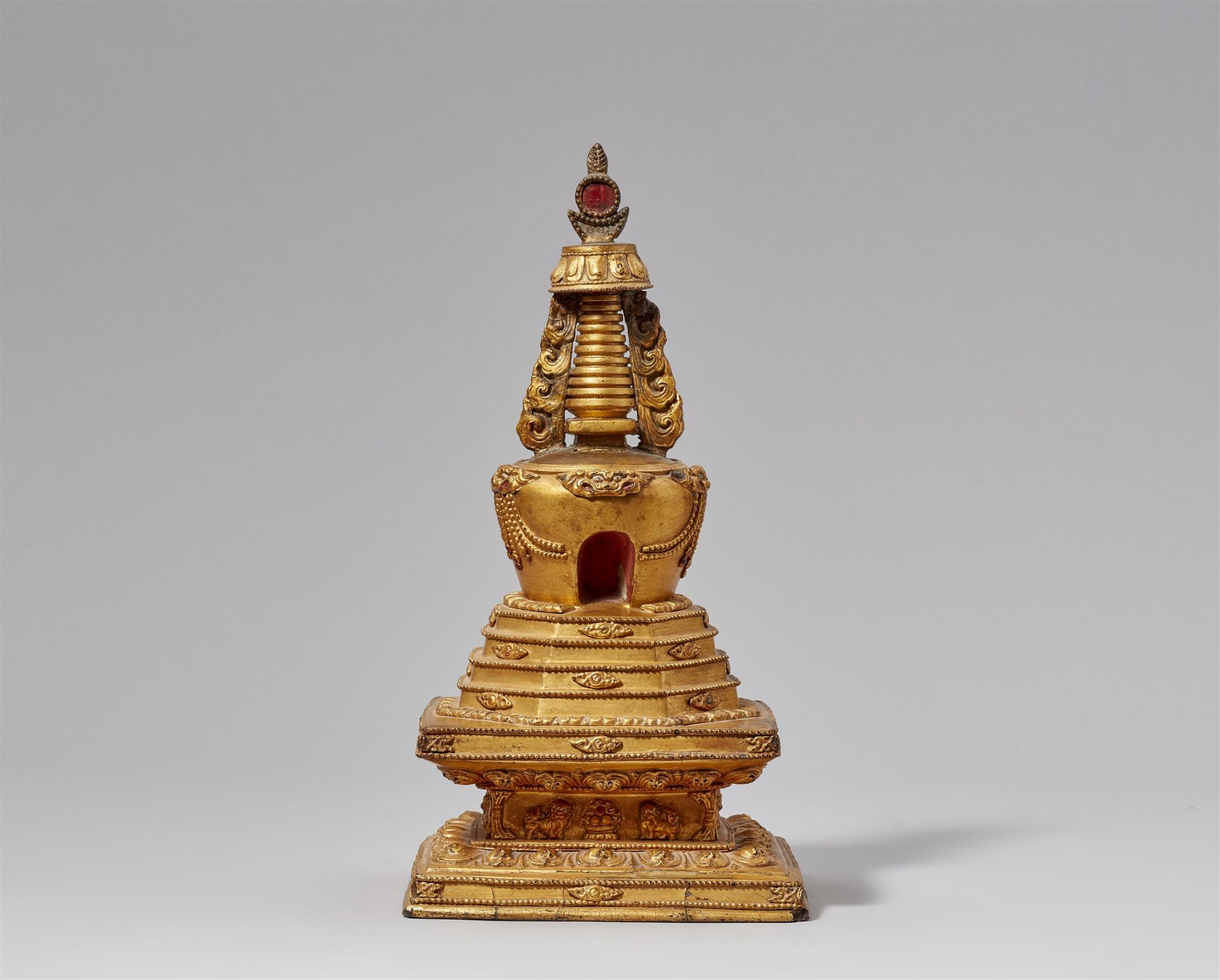 Stupa auf einem Löwenthron. Holz, vergoldet. Tibet, 19. Jh. - Bild 4 aus 7