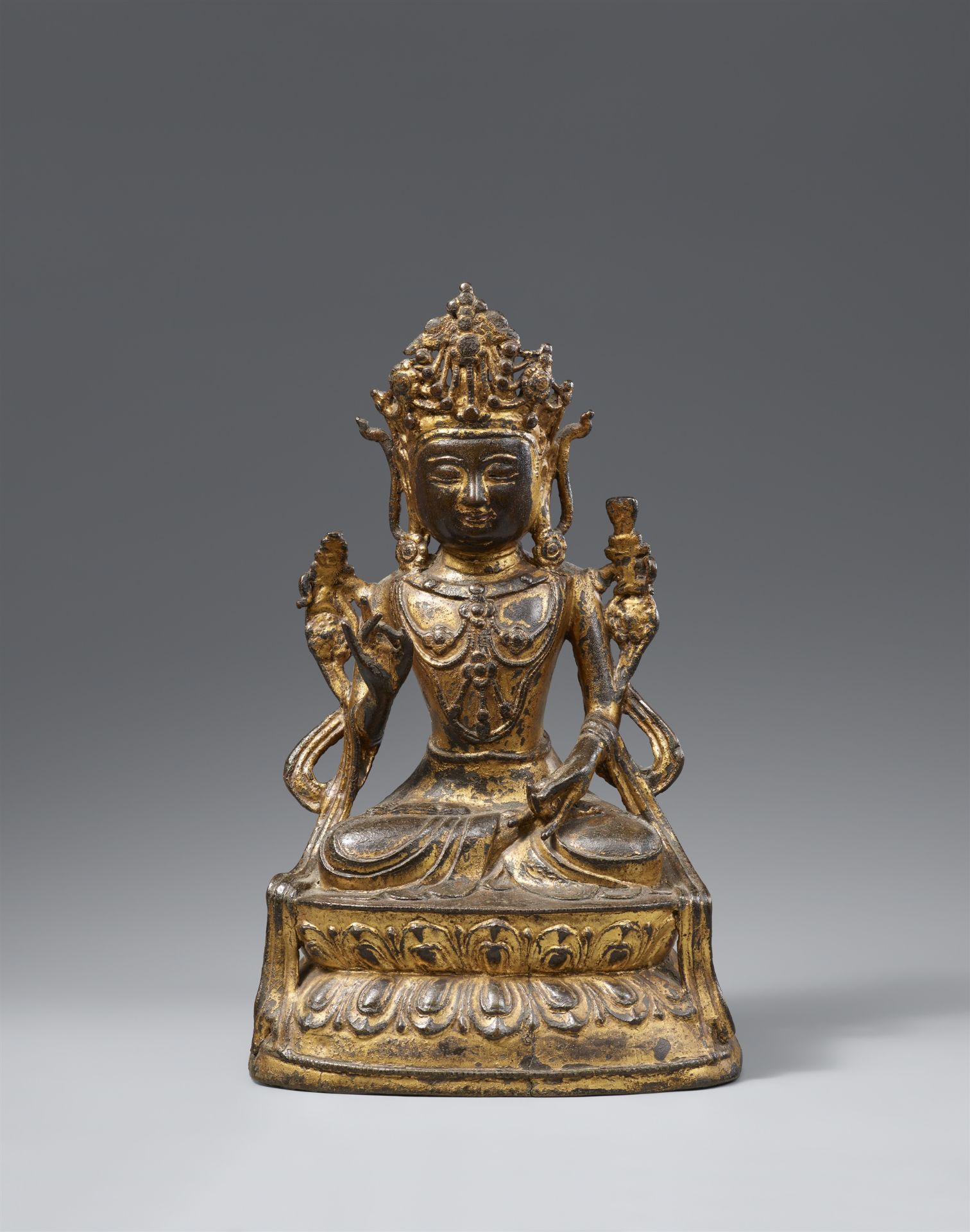 Reich geschmückter Bodhisattva. Bronze mit vergoldeter Lackfassung. Ming-Zeit, wohl frühes 15. Jh.