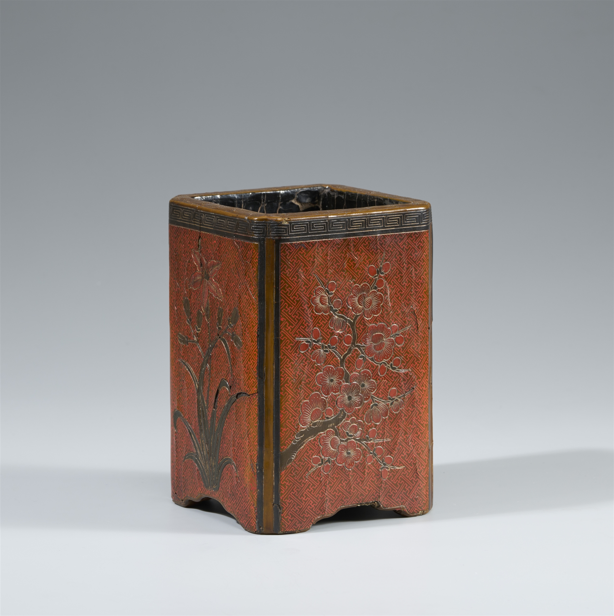 A rectangular lacquer brush pot. 17th/18th century - Image 2 of 2