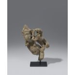 Figurenfragment eines tanzenden Ganesha. Stein. Zentralindien. 10./11. Jh.