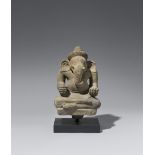 Sitzender Ganesha. Sandstein. Kambodscha. Angkor-Wat-Stil, 12. Jh.