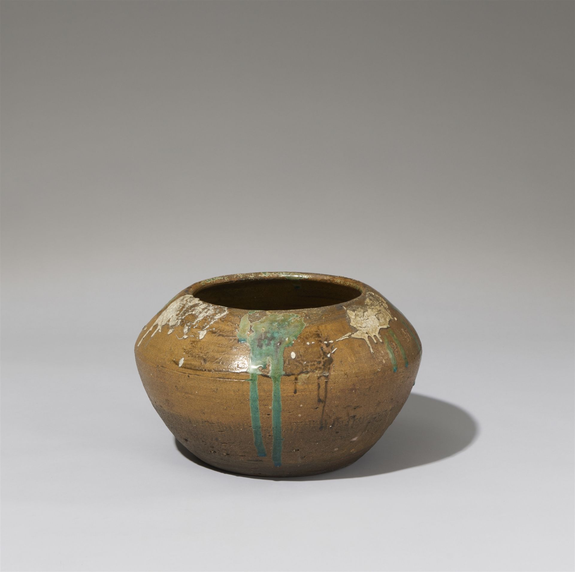 A very large tsubo. Possibly Iga. Early Edo period - Image 2 of 4