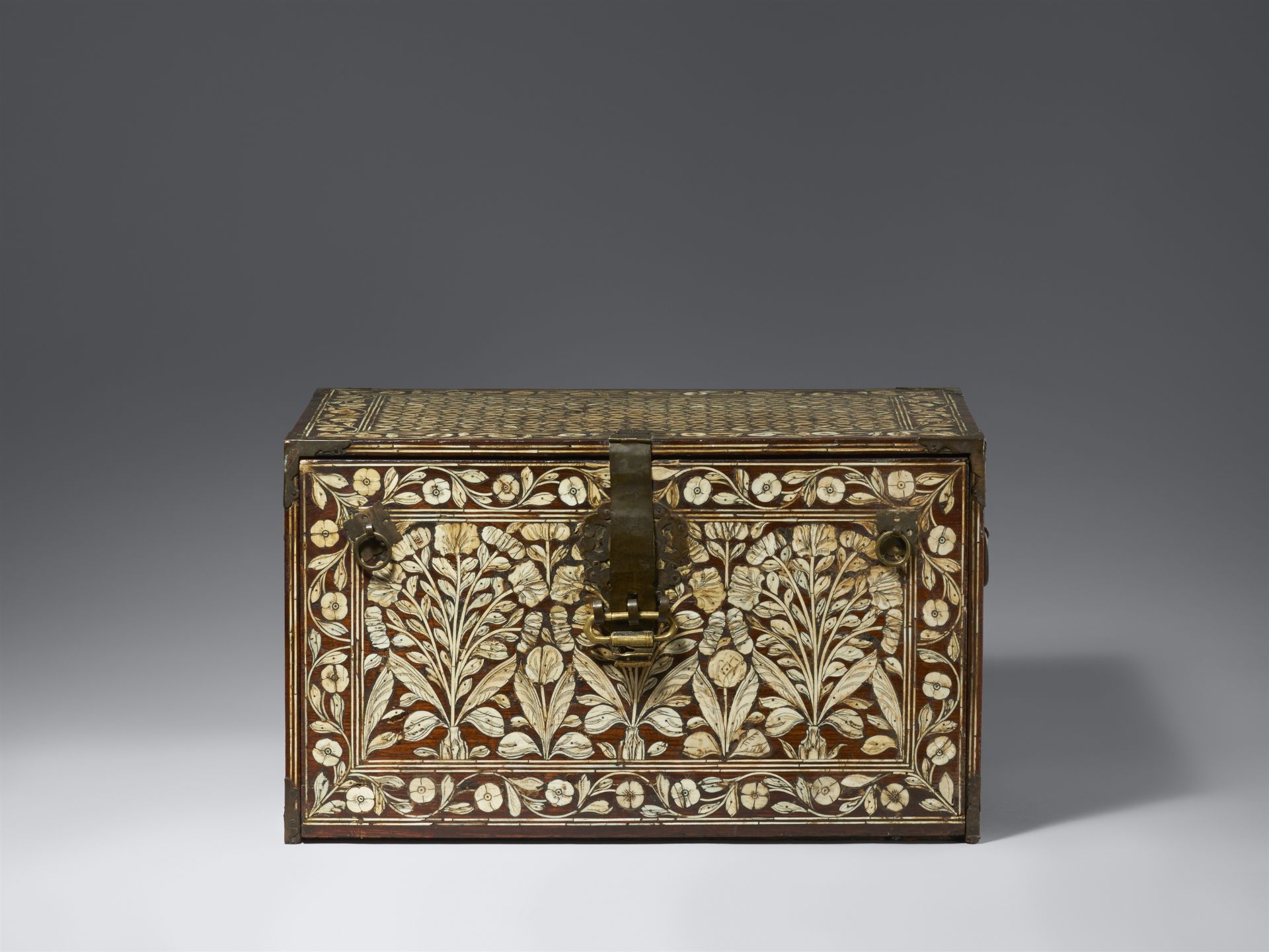 A Mughal ivory-inlaid wooden chest. Northwest-India/Pakistan, Gujarat or Sindh. 17th century - Image 3 of 3